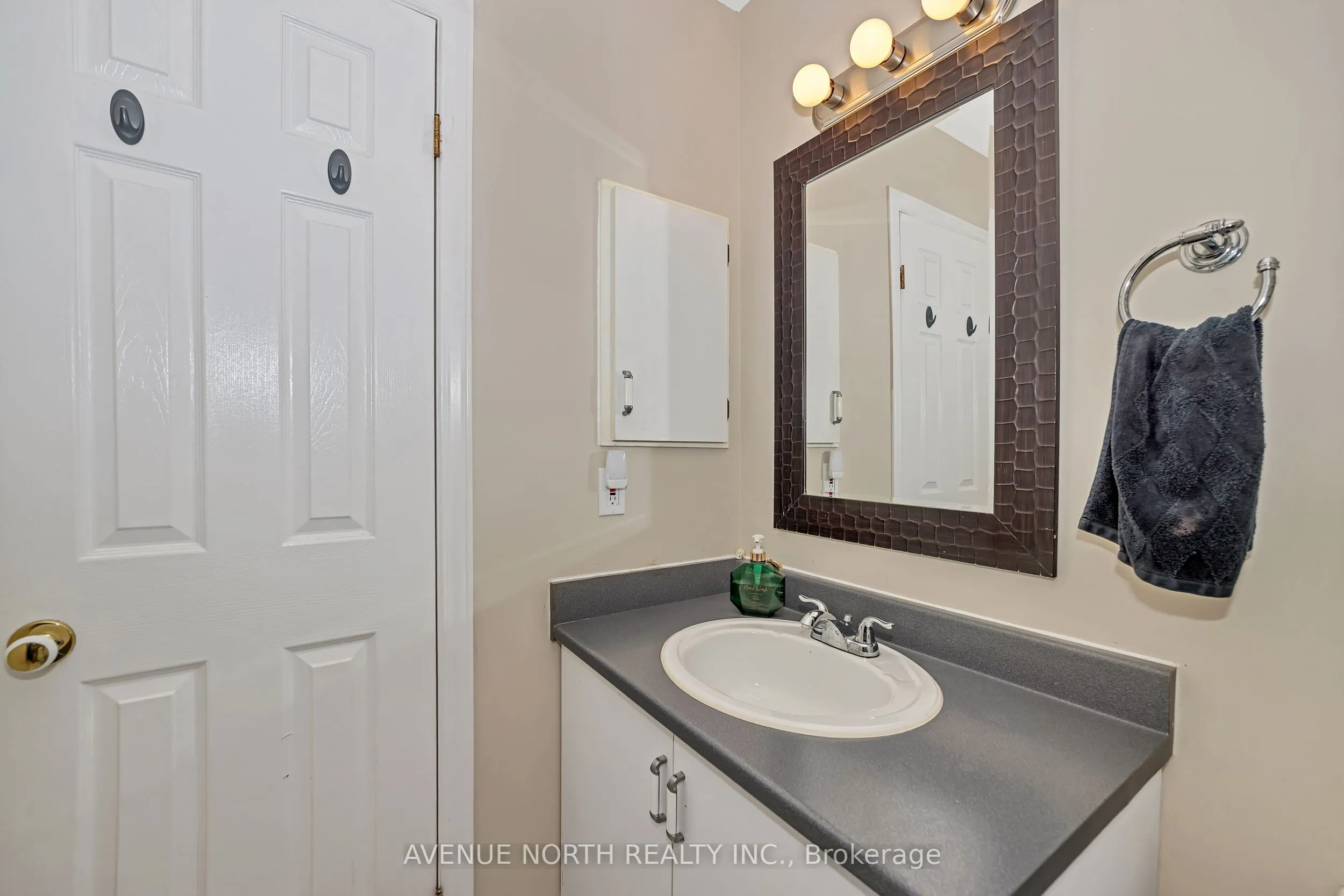 120 MARKLAND Crescent