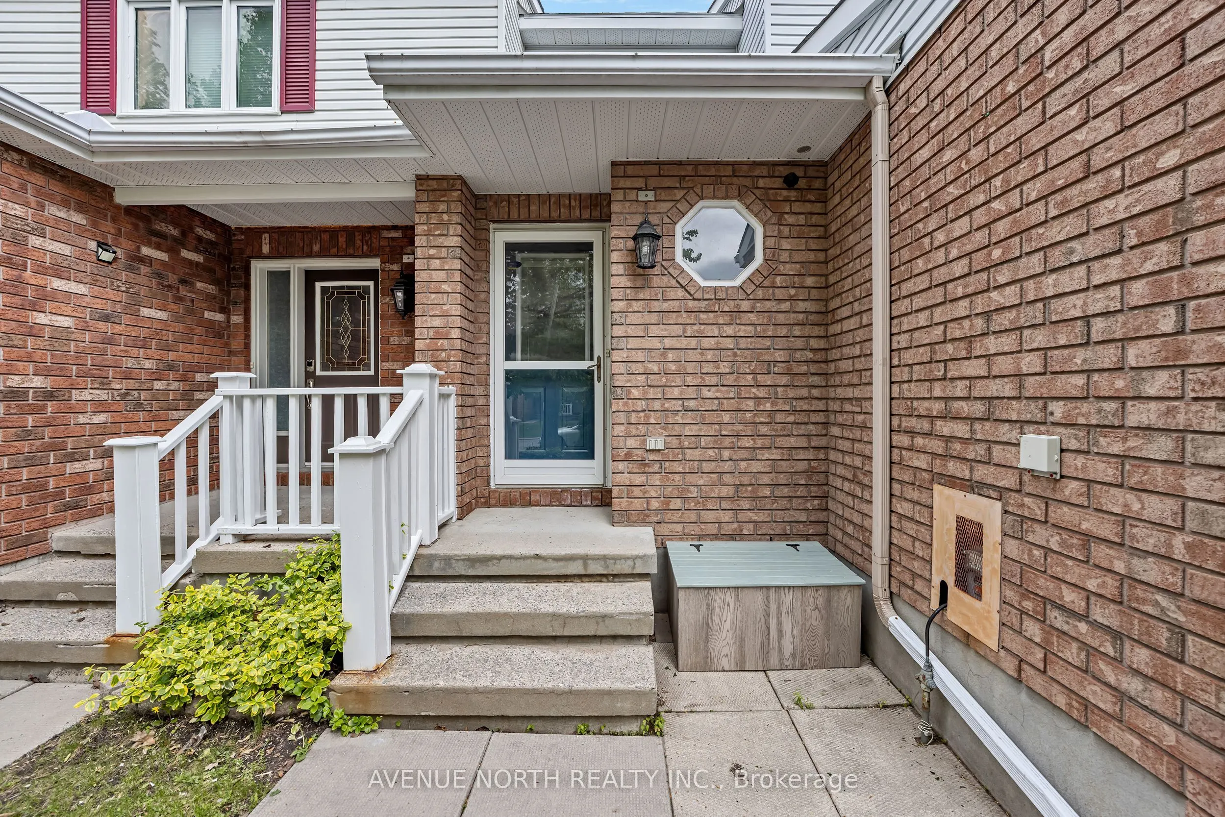120 MARKLAND Crescent