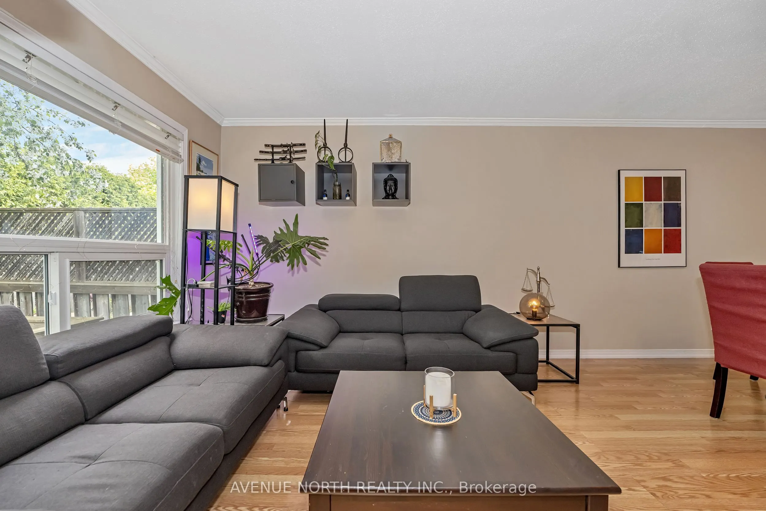 120 MARKLAND Crescent