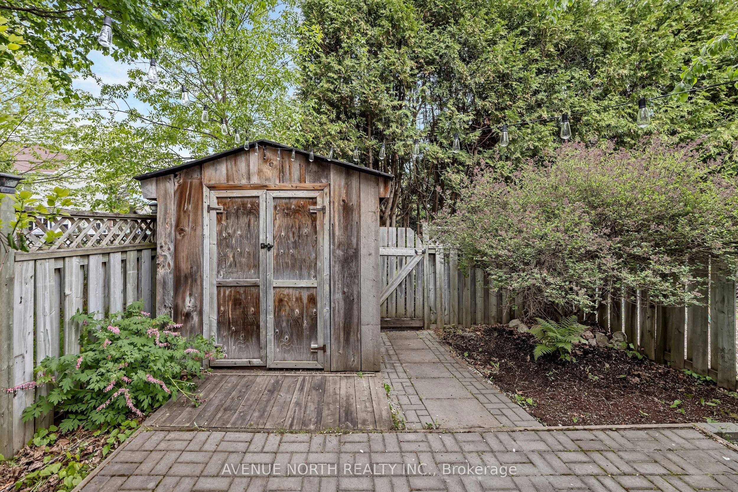 120 MARKLAND Crescent