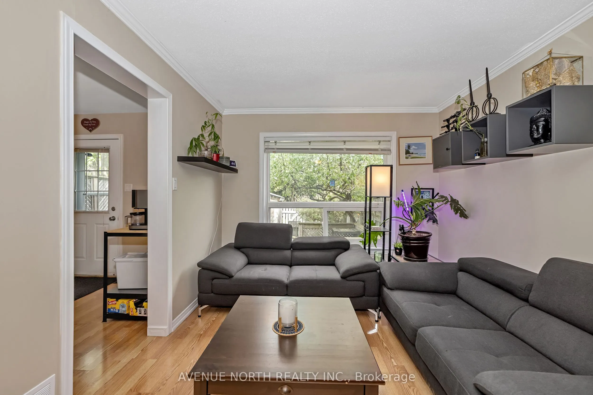 120 MARKLAND Crescent