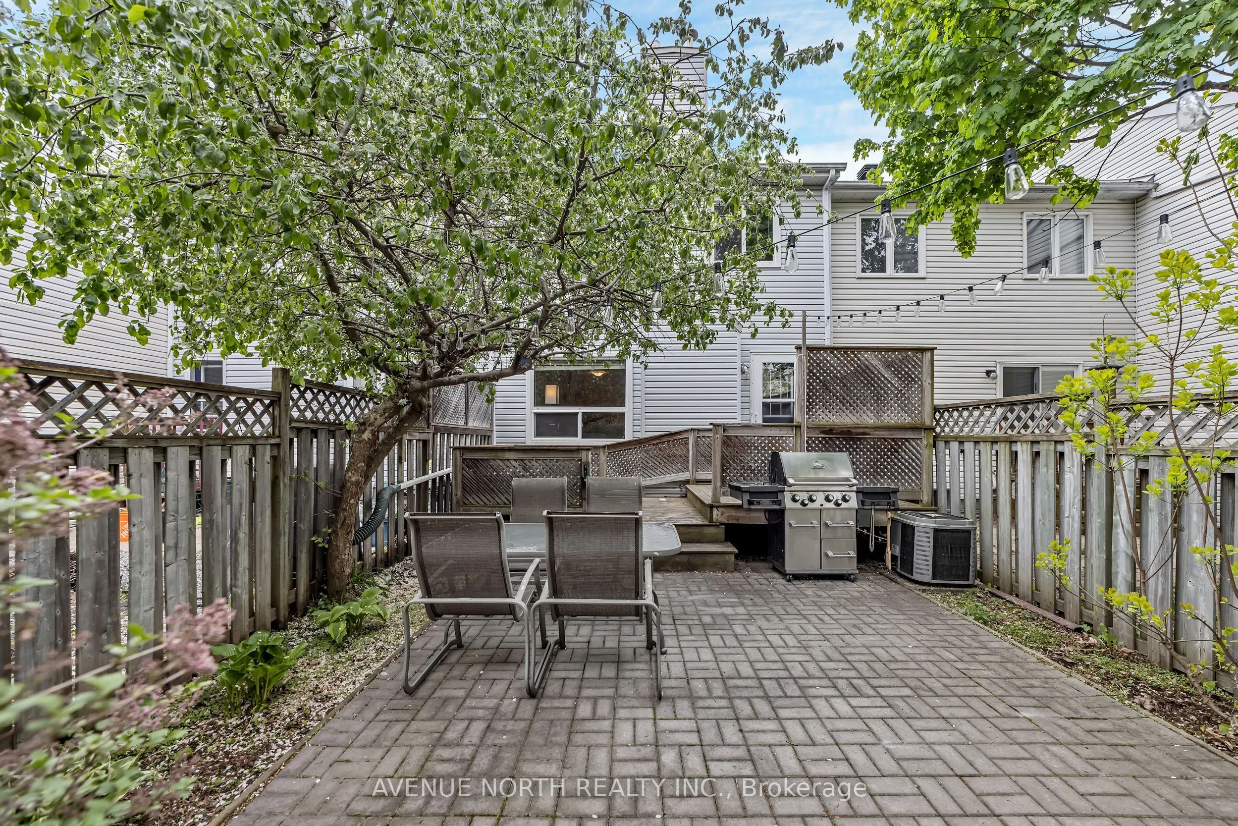 120 MARKLAND Crescent