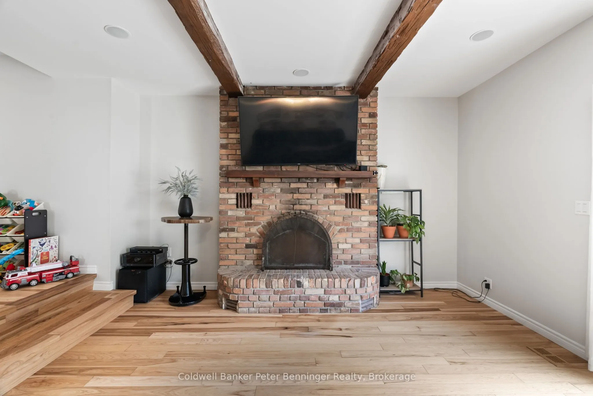 12 Peter Street S