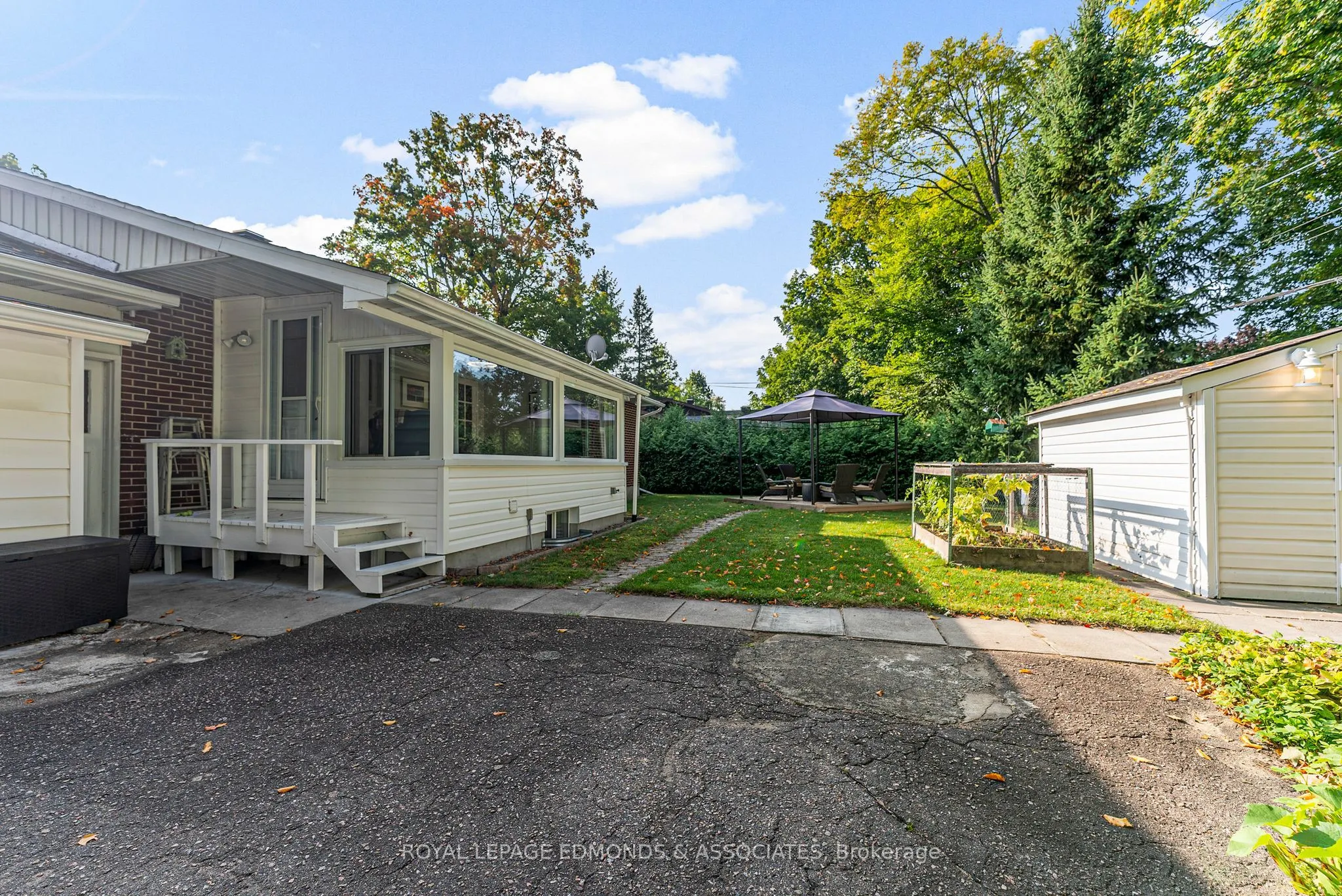 594 Elizabeth Street