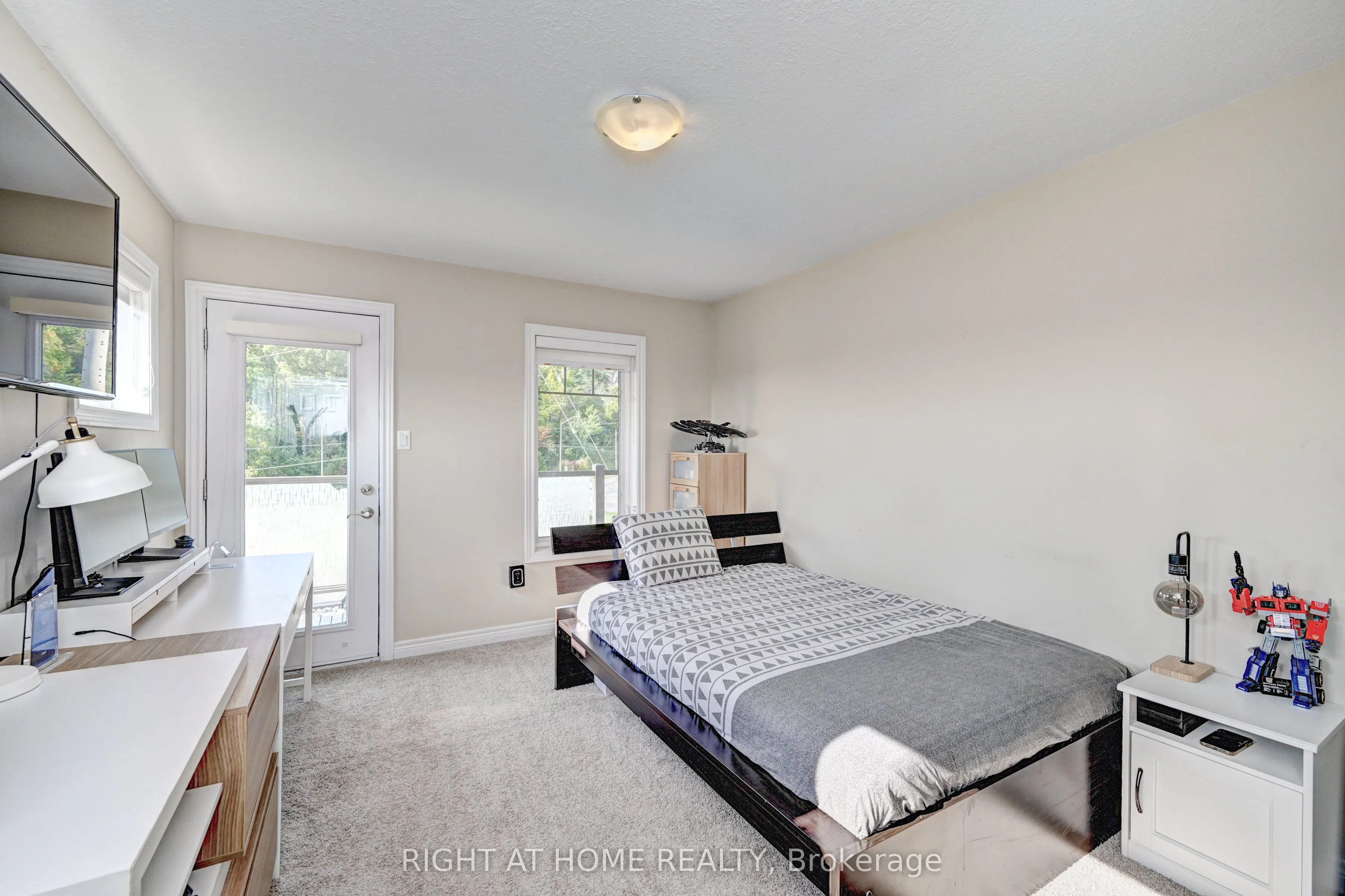 1102 Fairway Road N