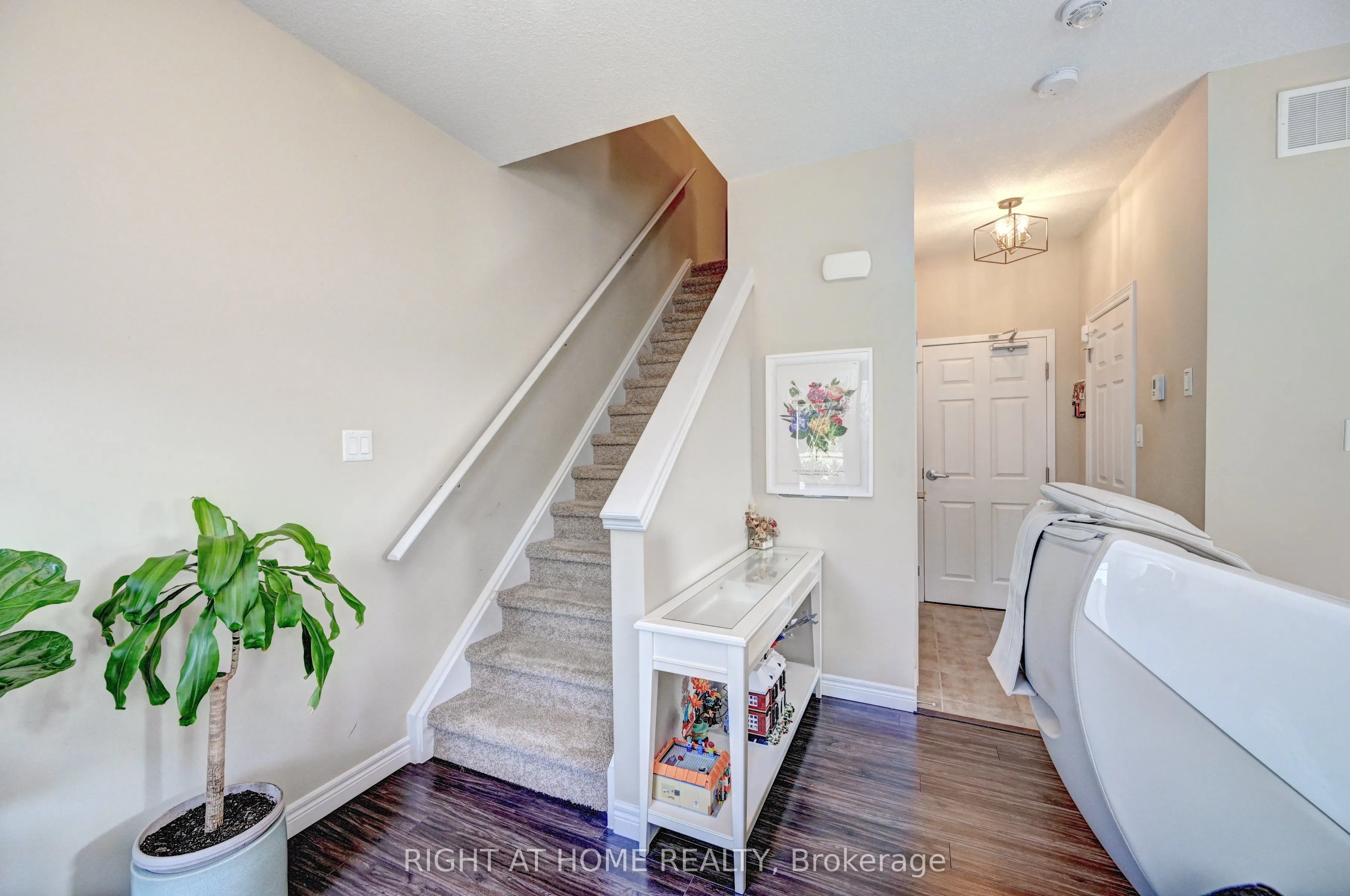 1102 Fairway Road N