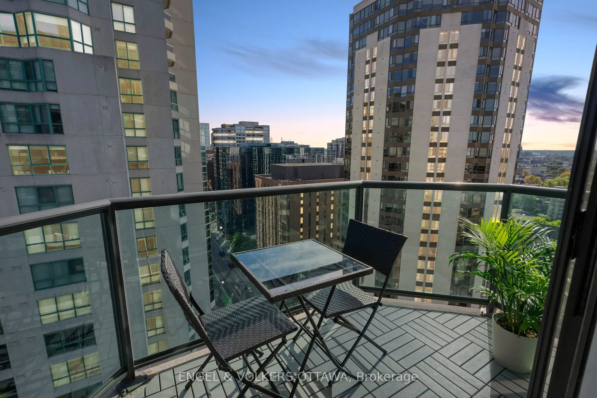 445 Laurier Avenue W, #2005