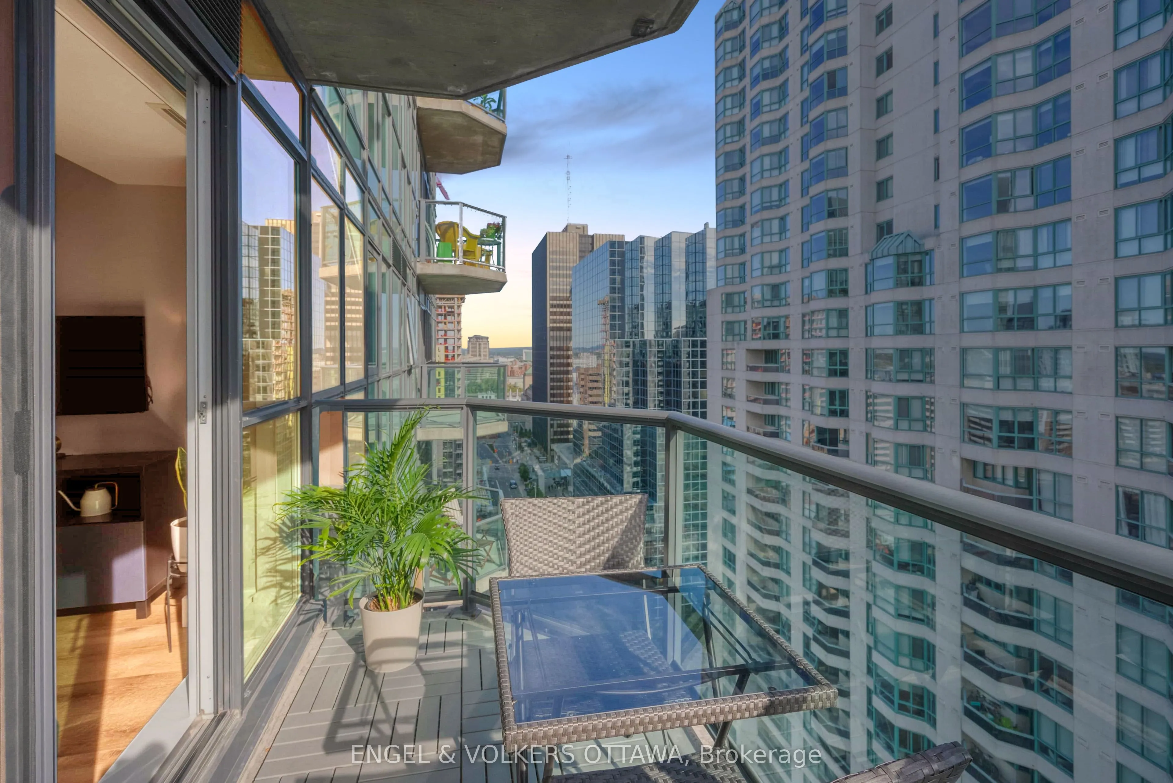 445 Laurier Avenue W, #2005
