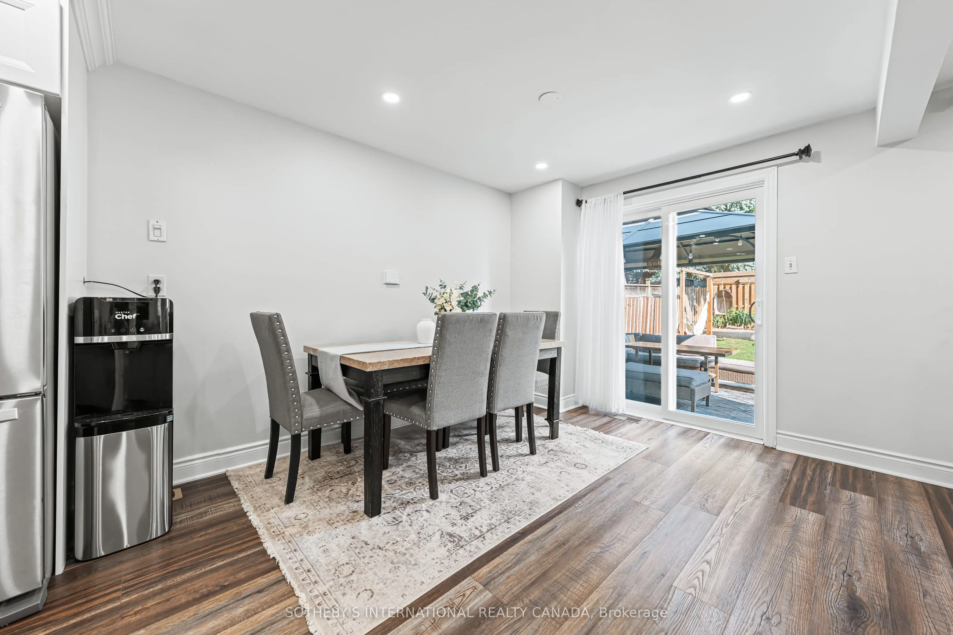 64 Glenbrook Crescent