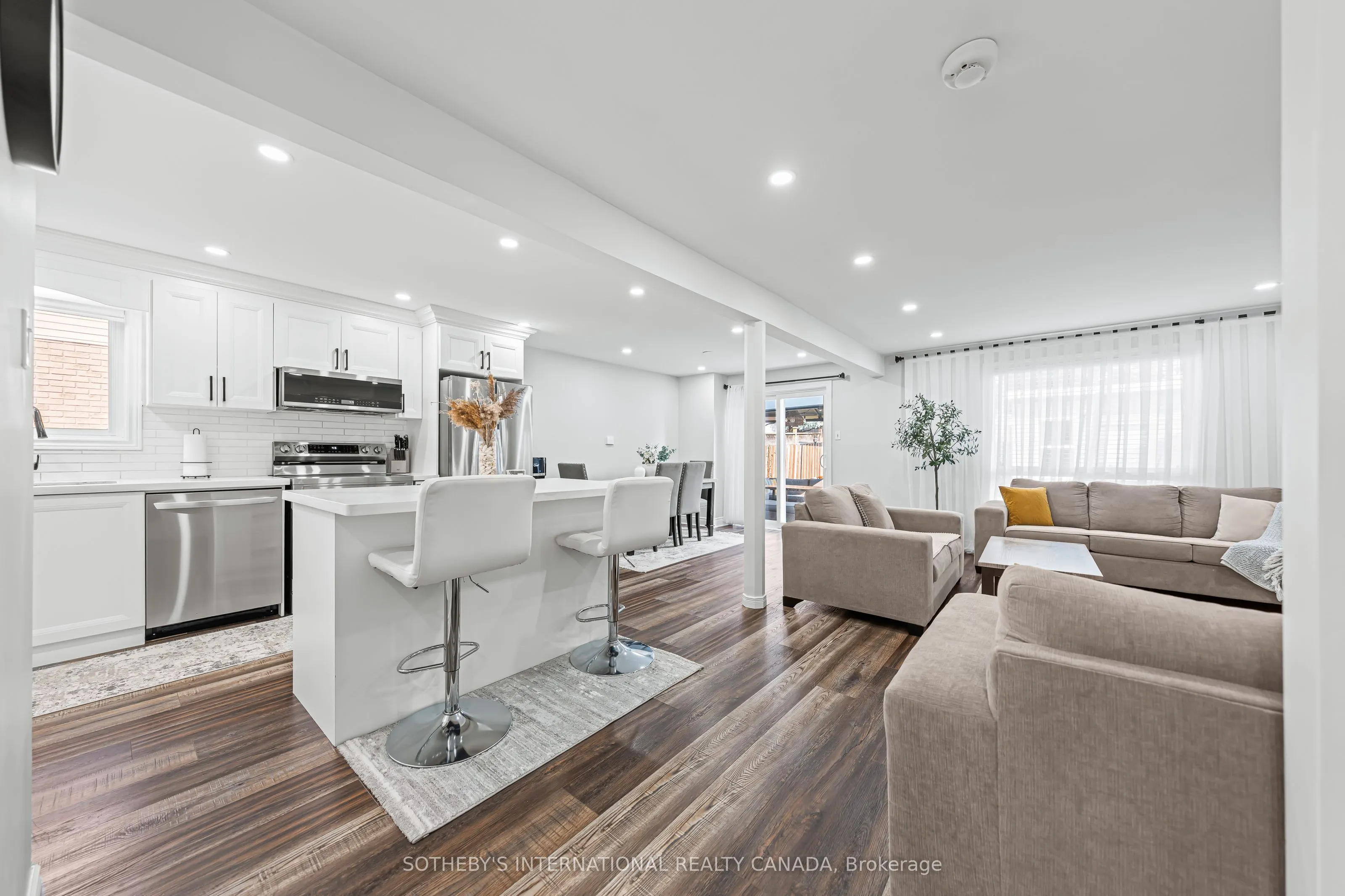 64 Glenbrook Crescent