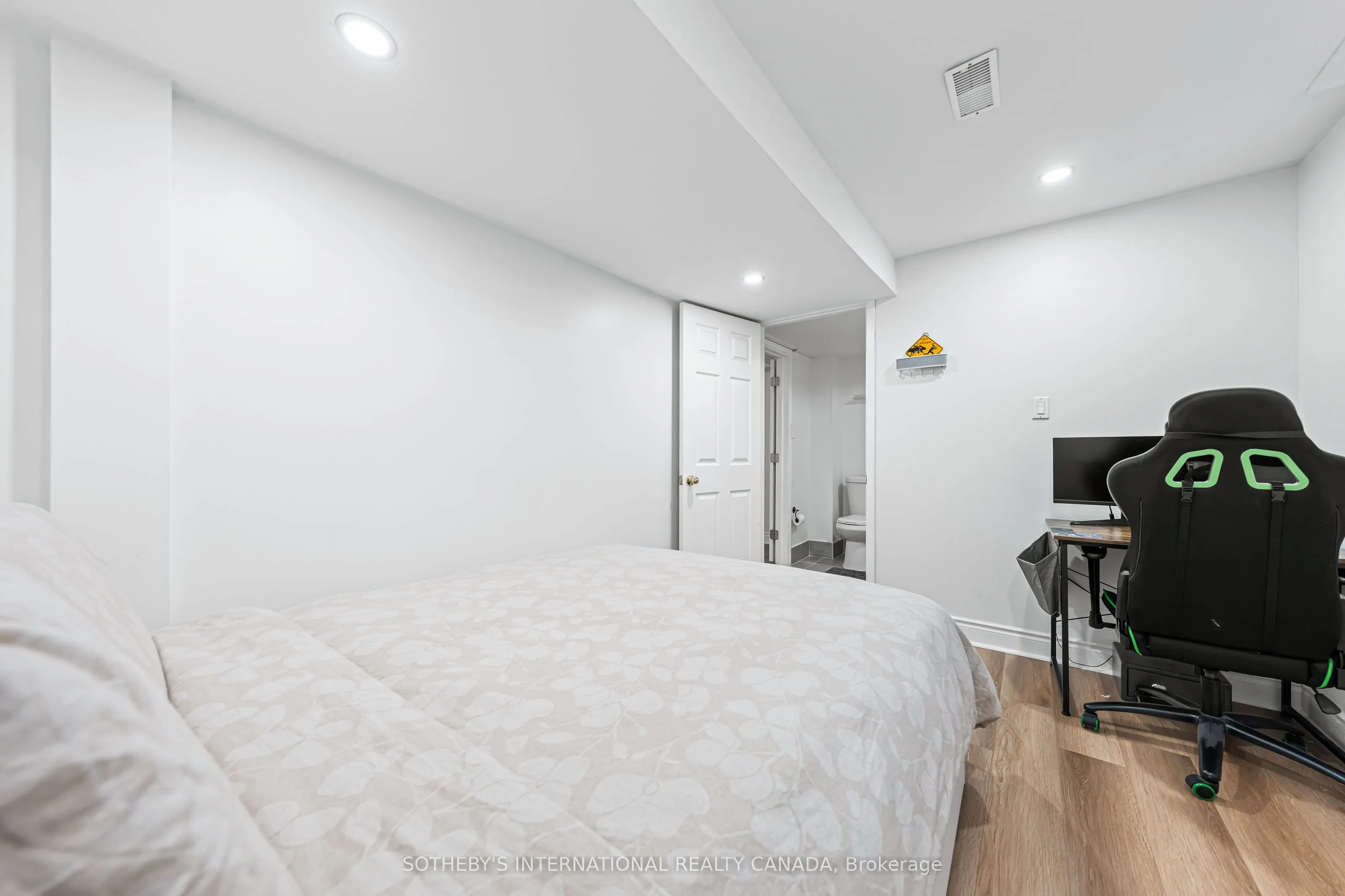 64 Glenbrook Crescent