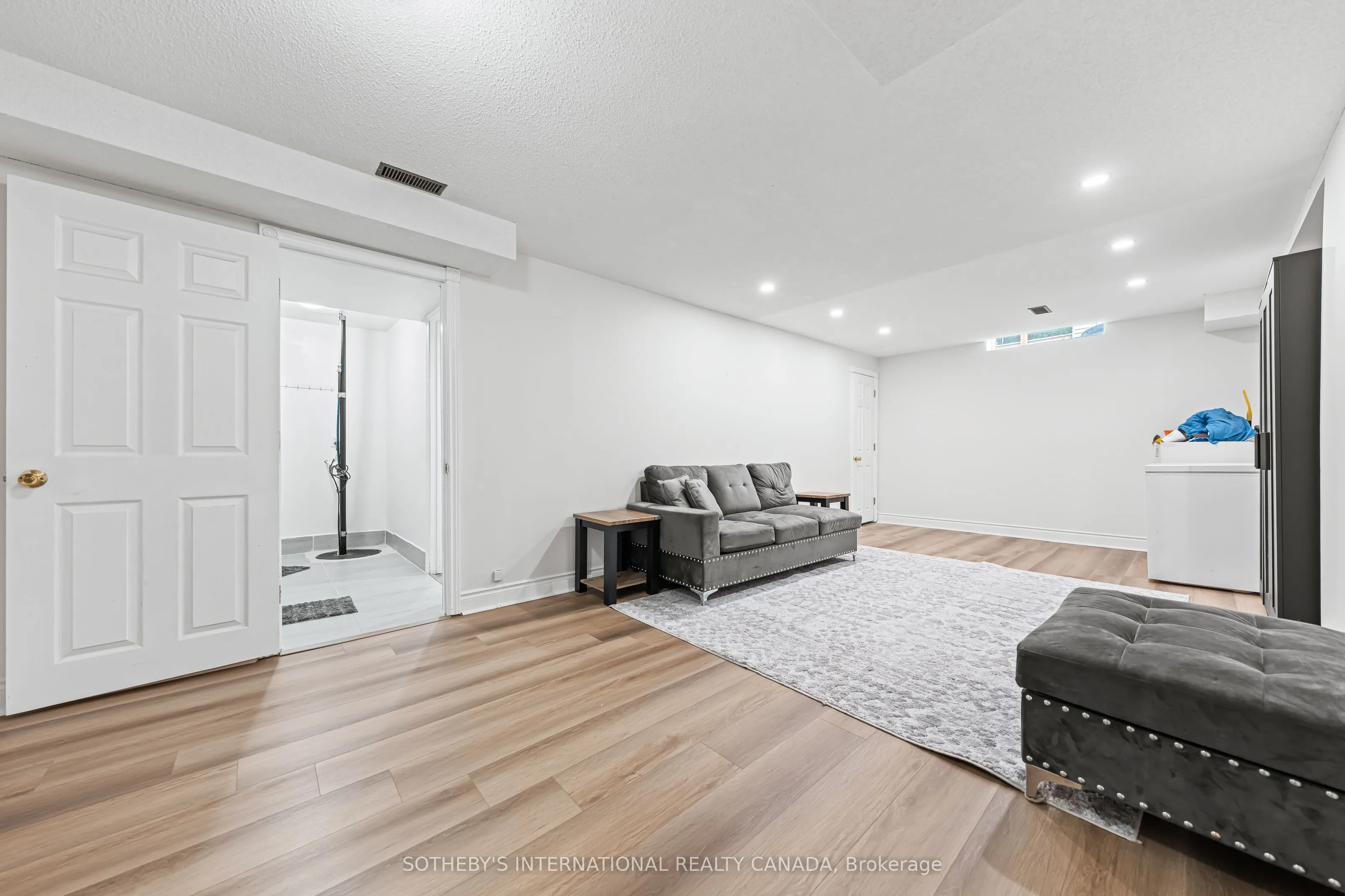 64 Glenbrook Crescent