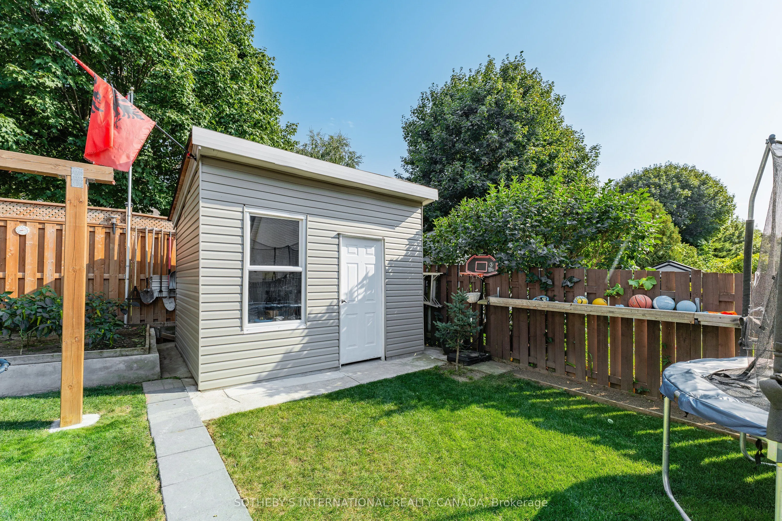64 Glenbrook Crescent