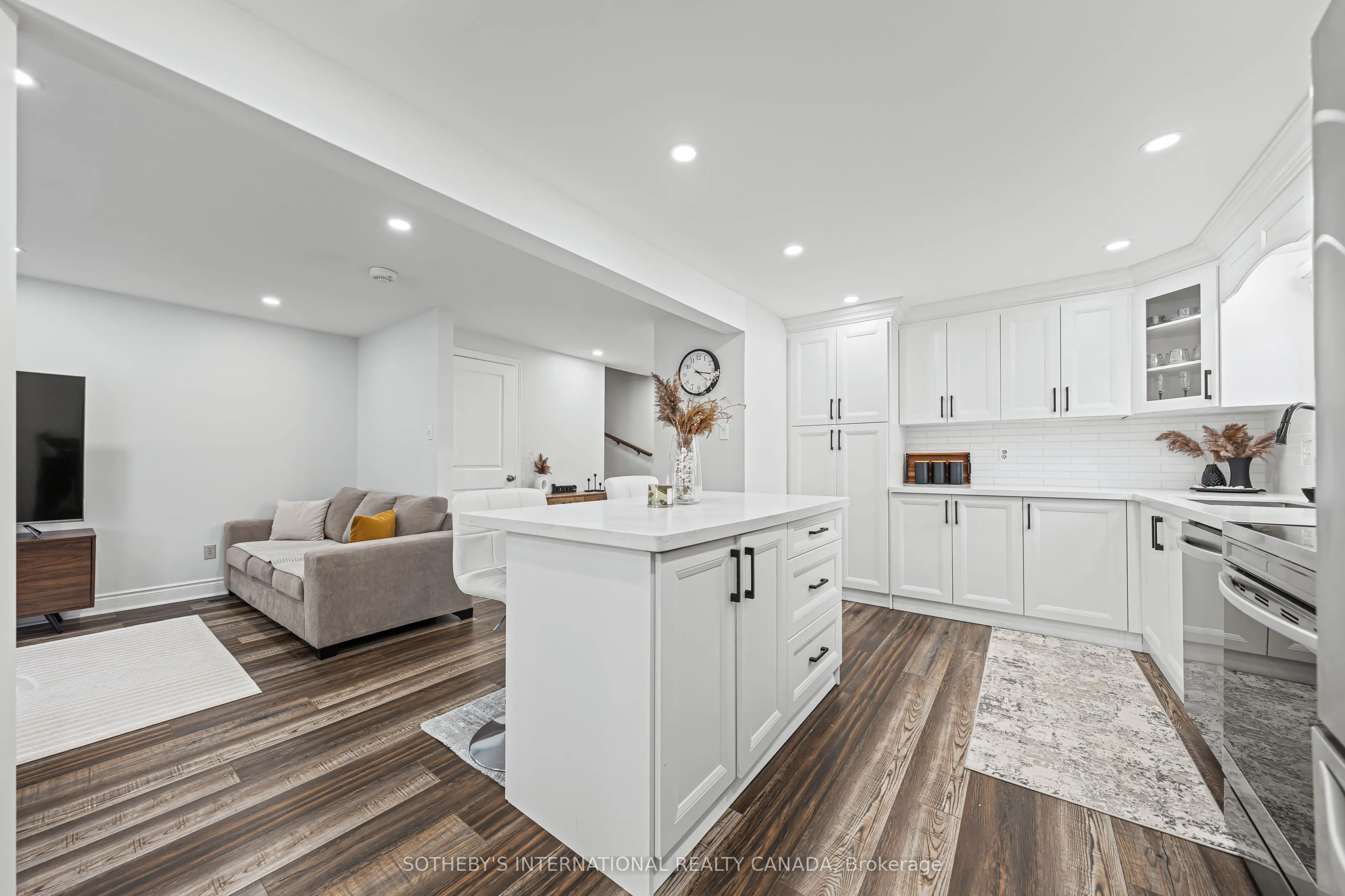 64 Glenbrook Crescent