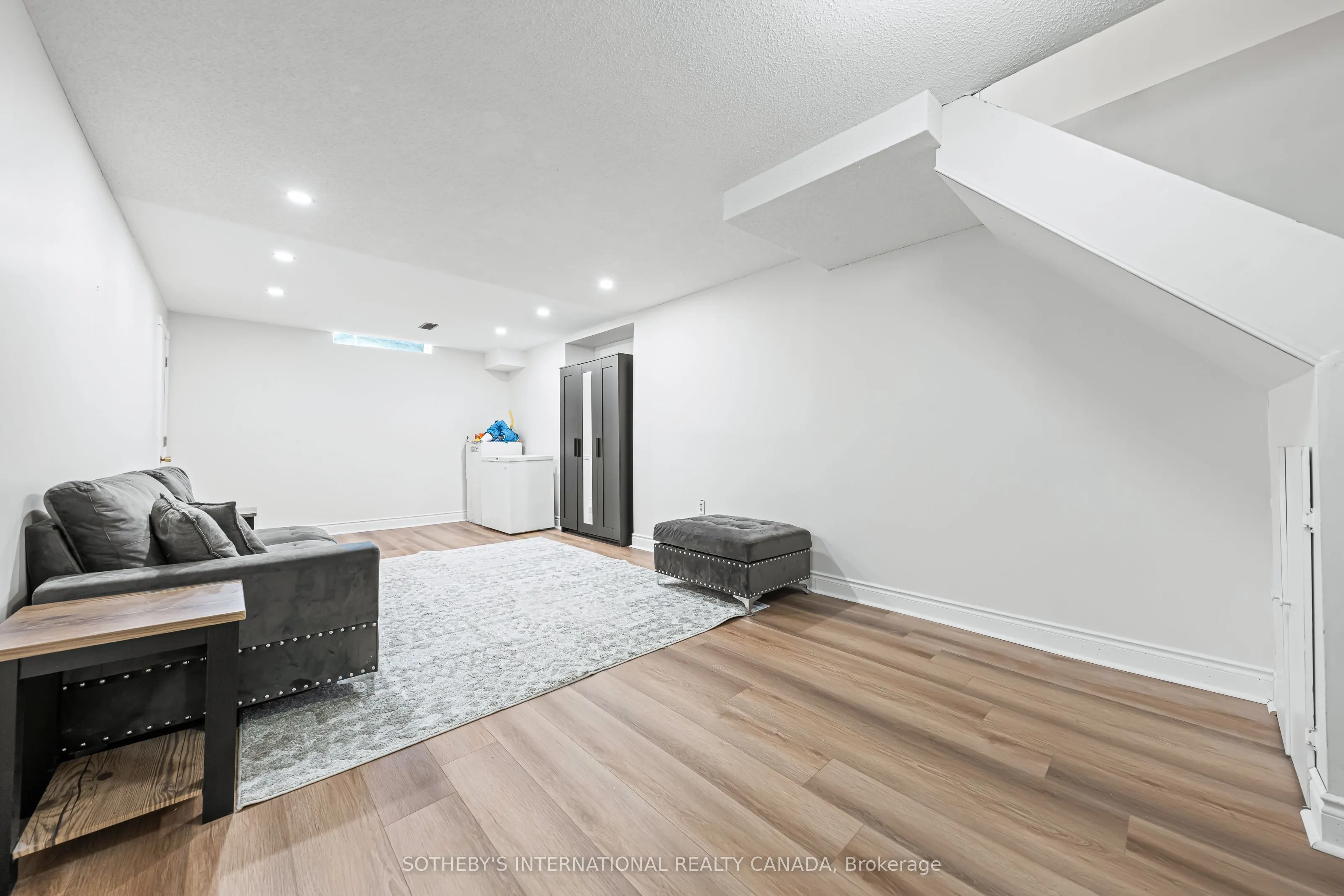 64 Glenbrook Crescent
