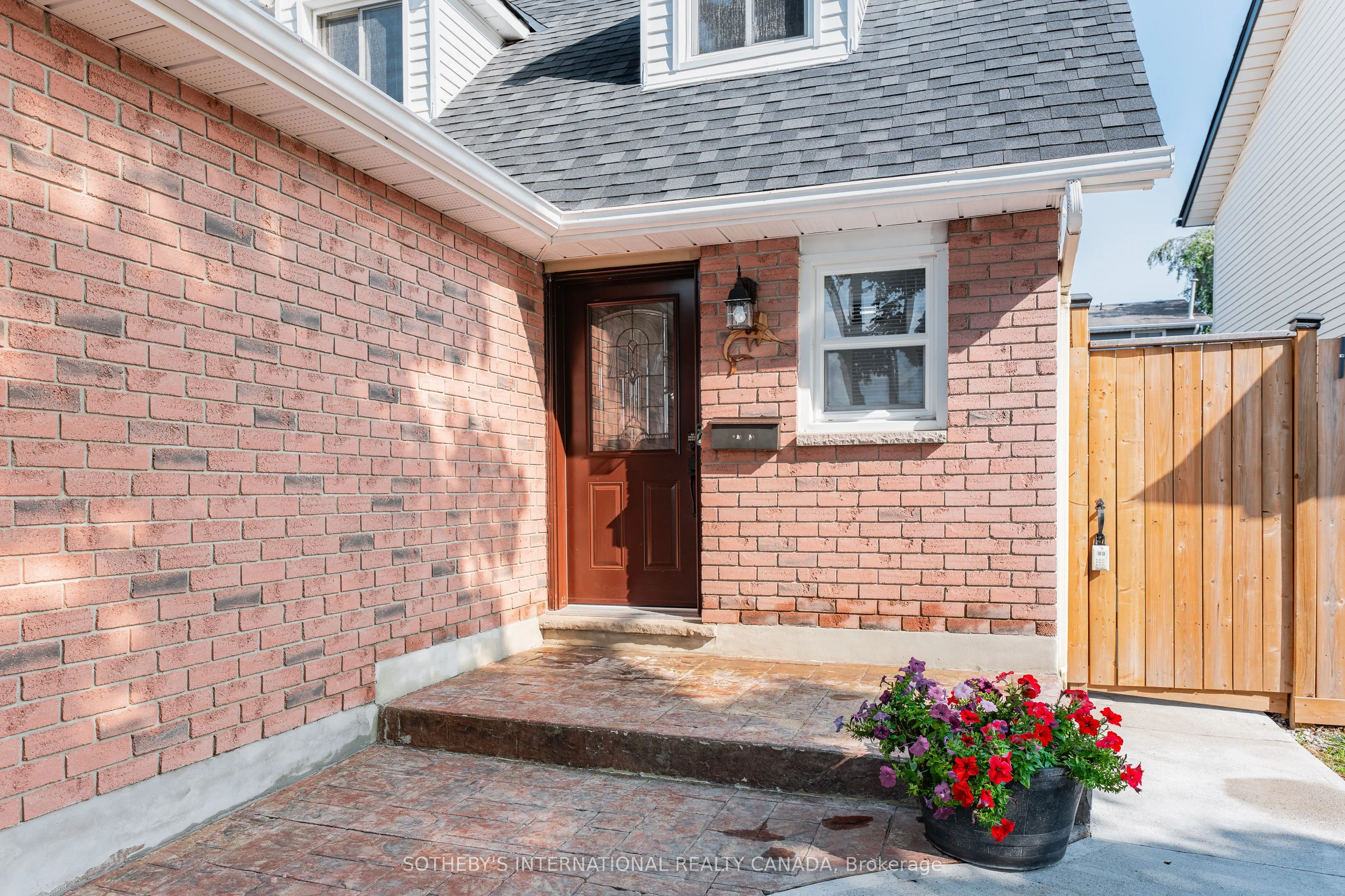 64 Glenbrook Crescent