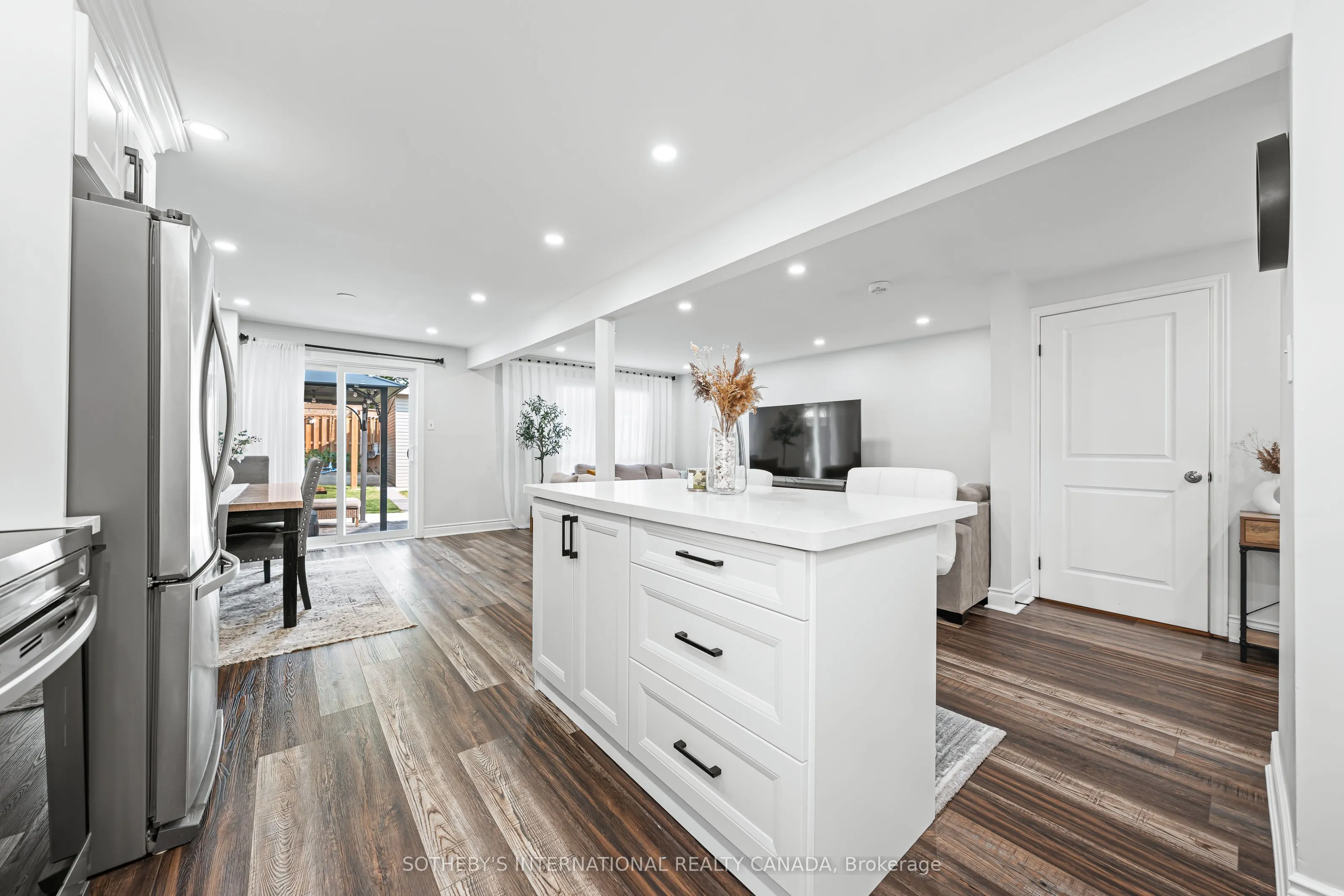 64 Glenbrook Crescent