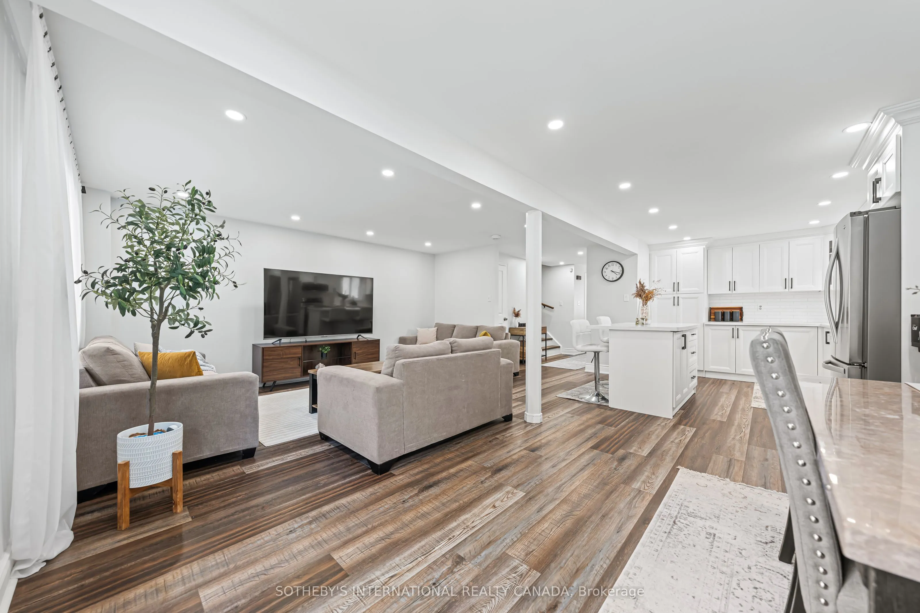 64 Glenbrook Crescent