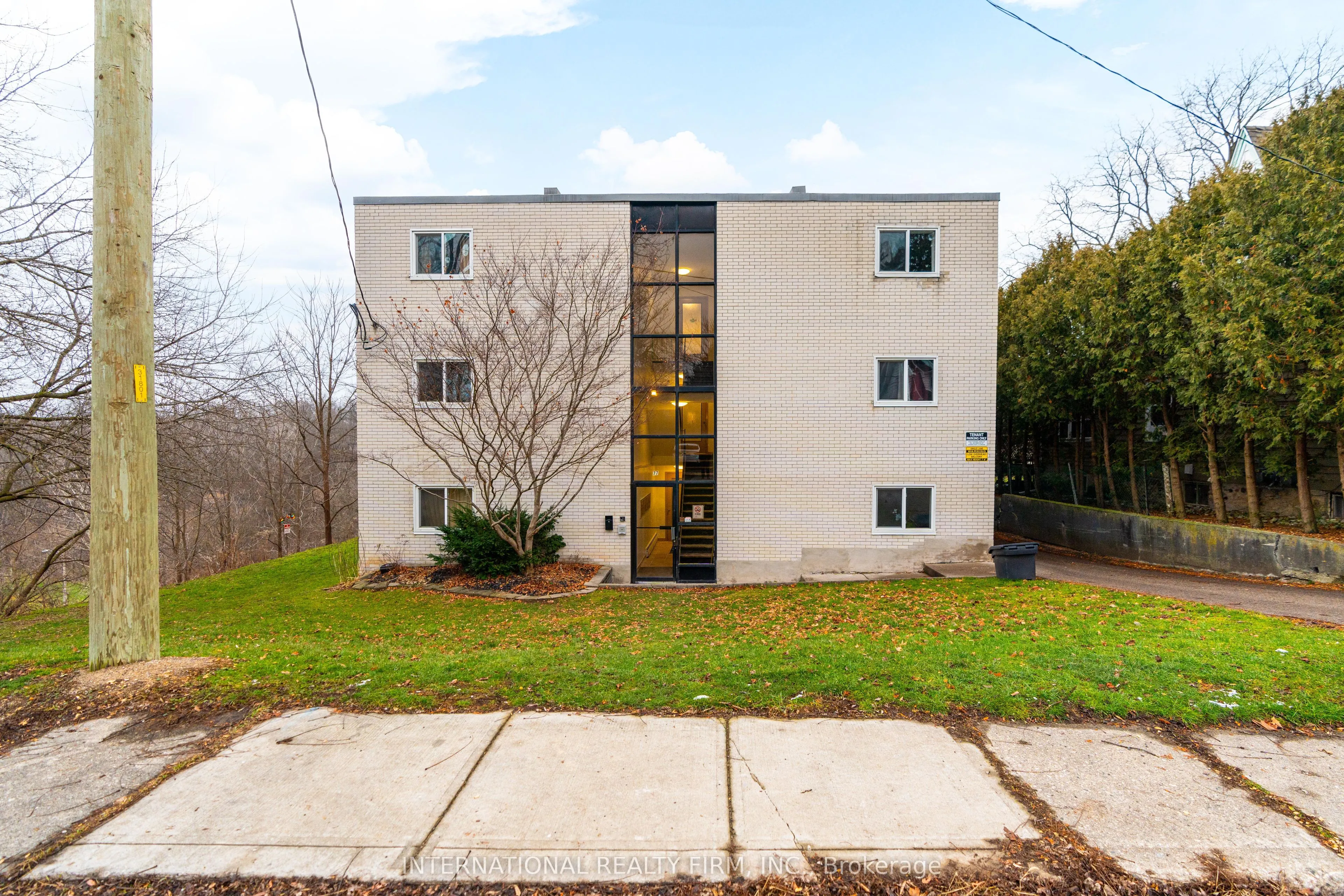 77 East Street E