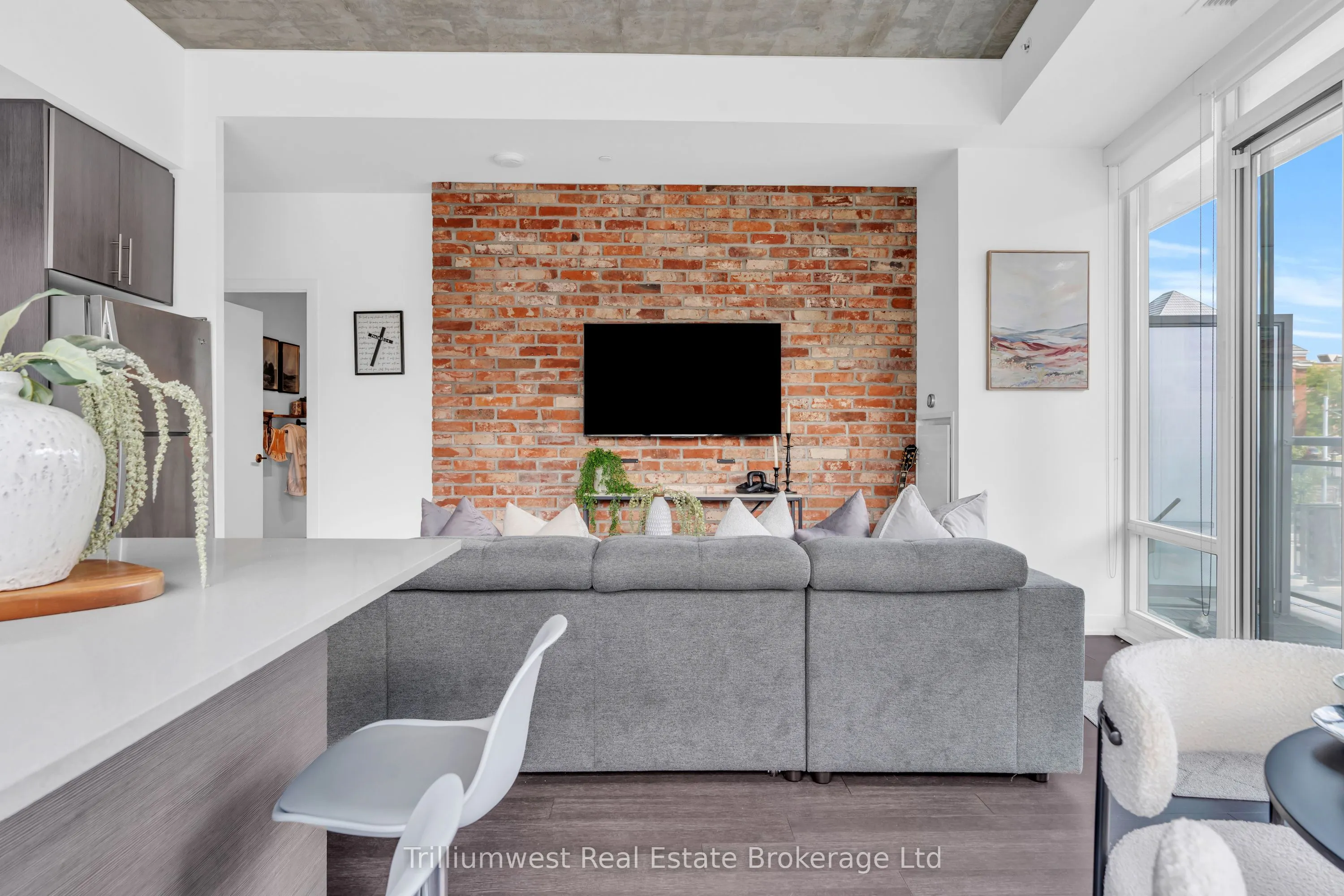 85 Duke Street W, #209