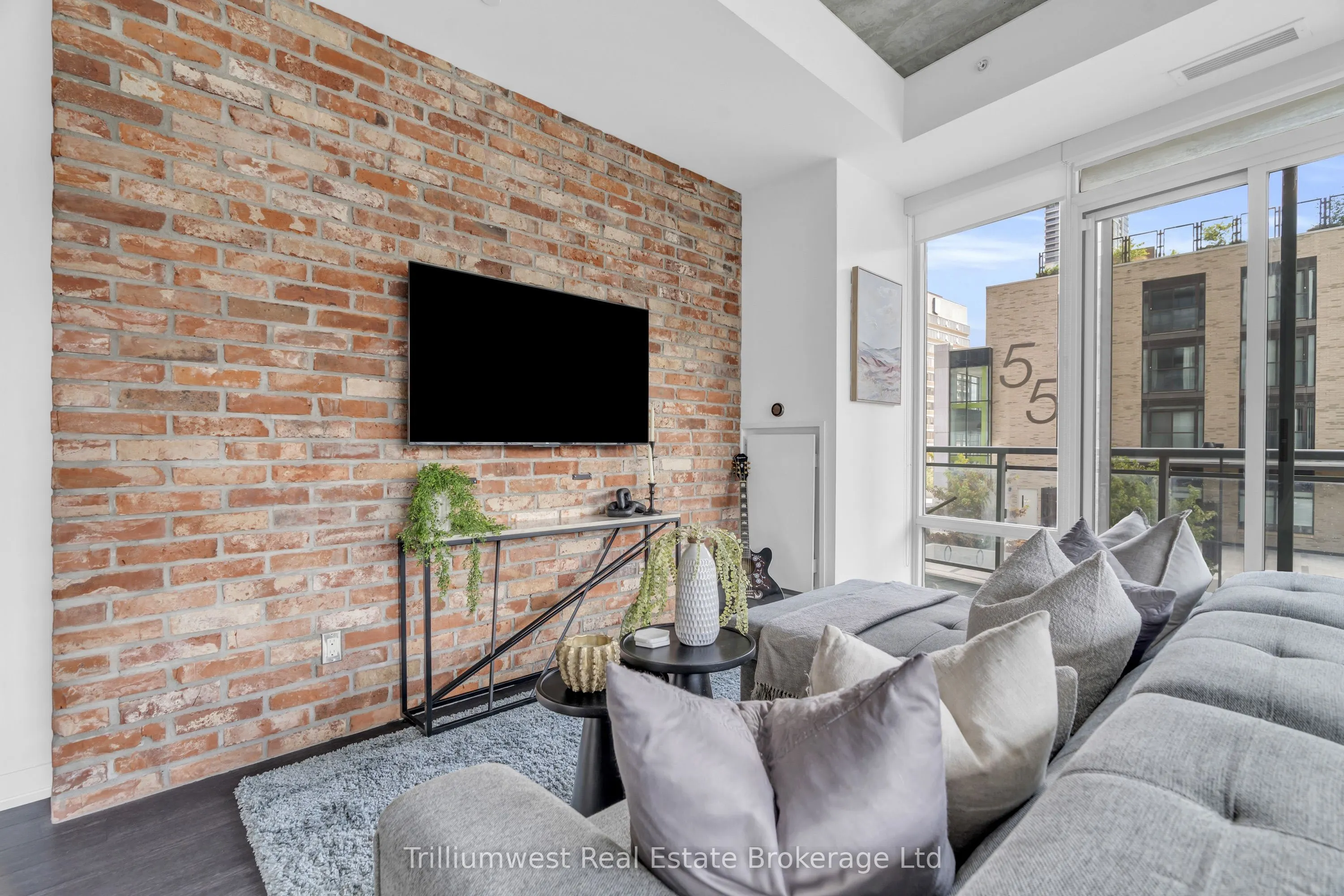 85 Duke Street W, #209