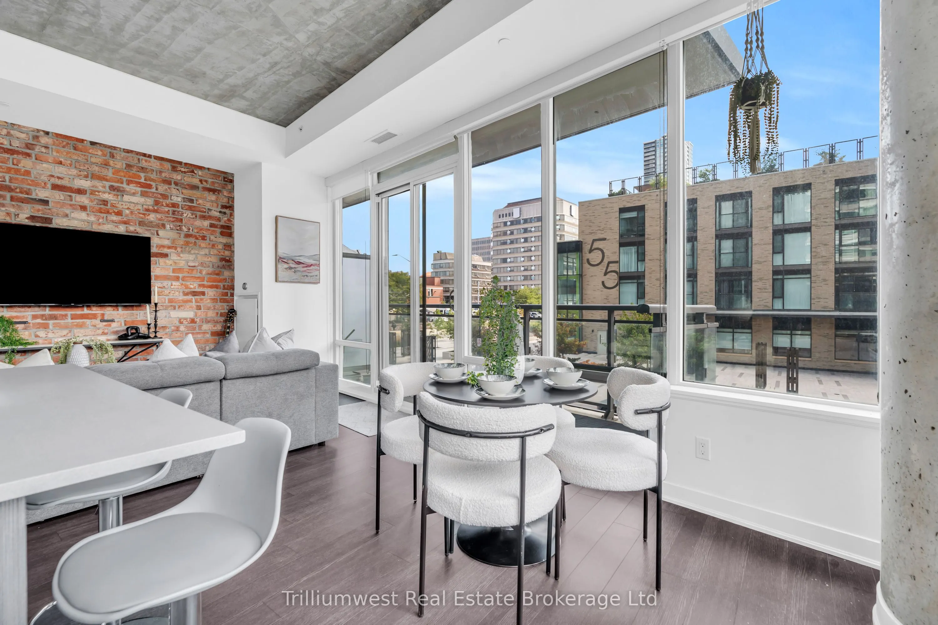 85 Duke Street W, #209