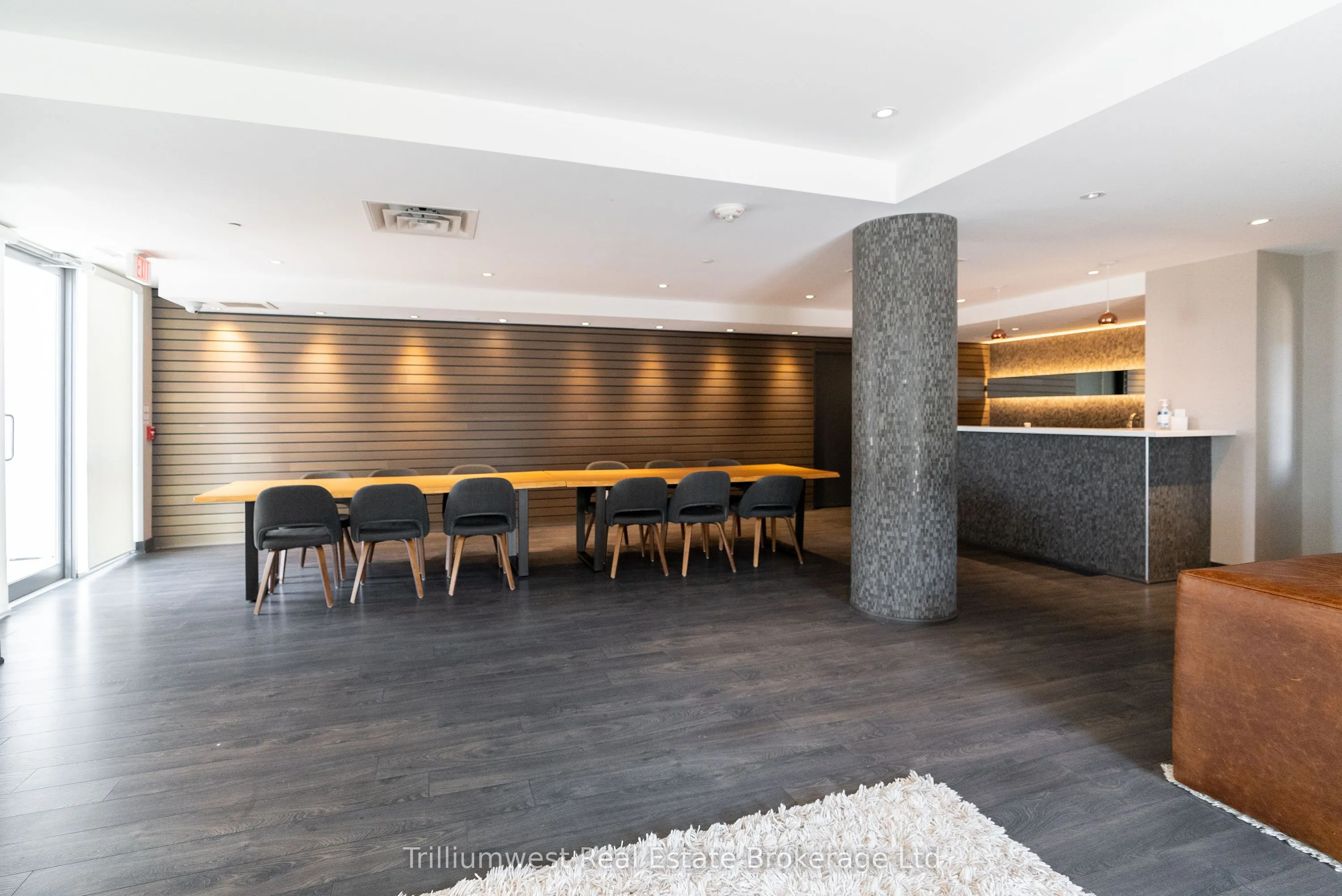 85 Duke Street W, #209