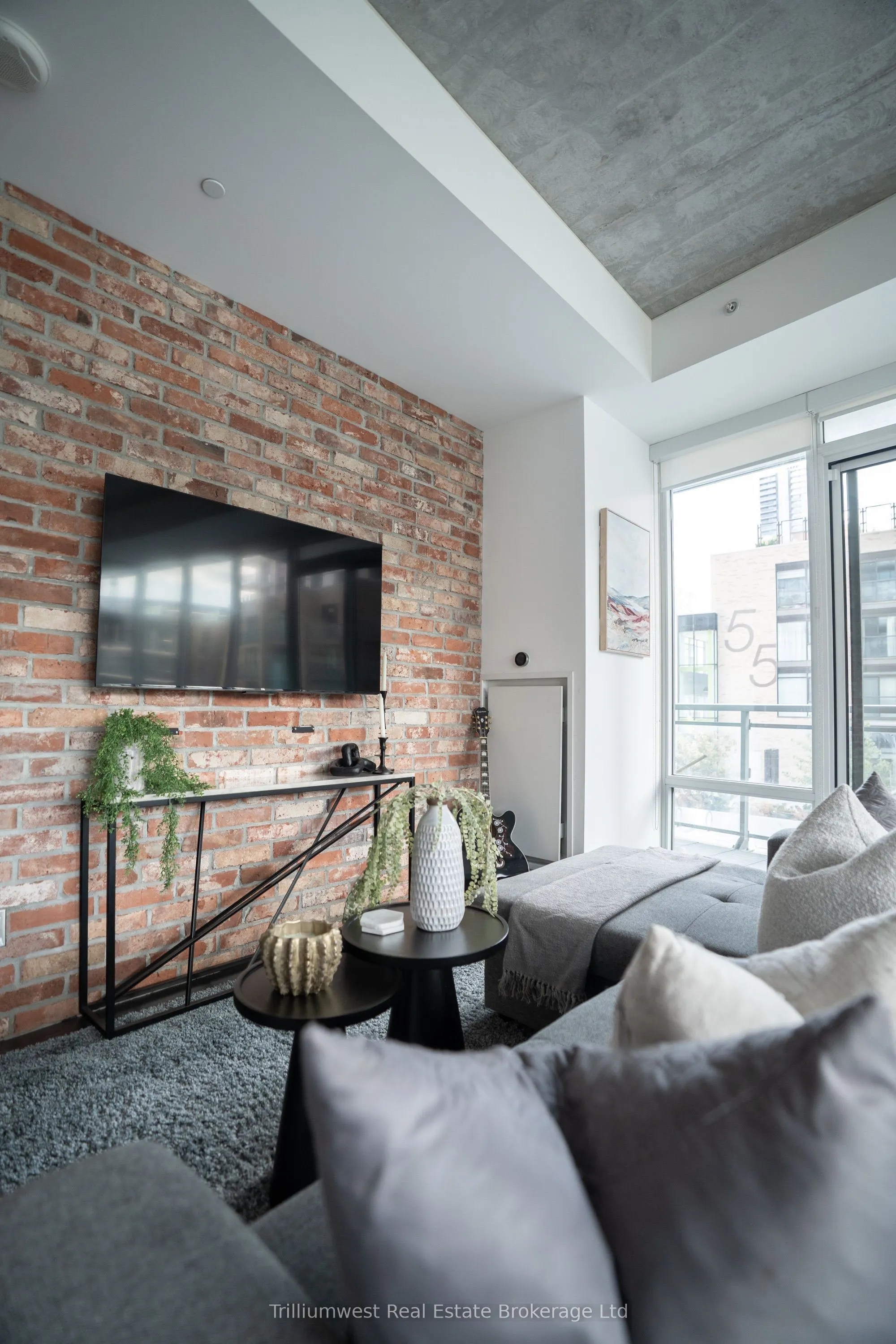 85 Duke Street W, #209