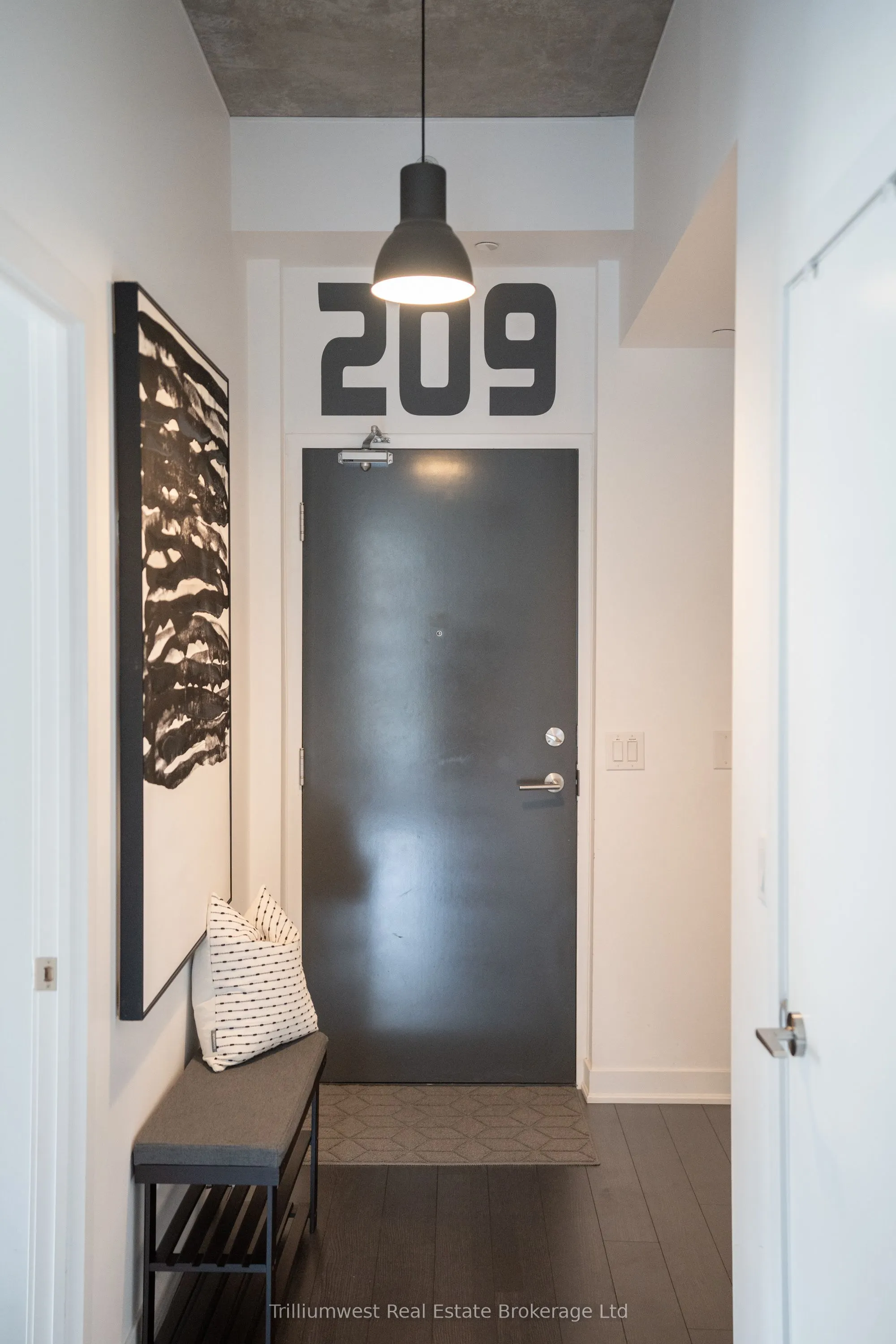 85 Duke Street W, #209