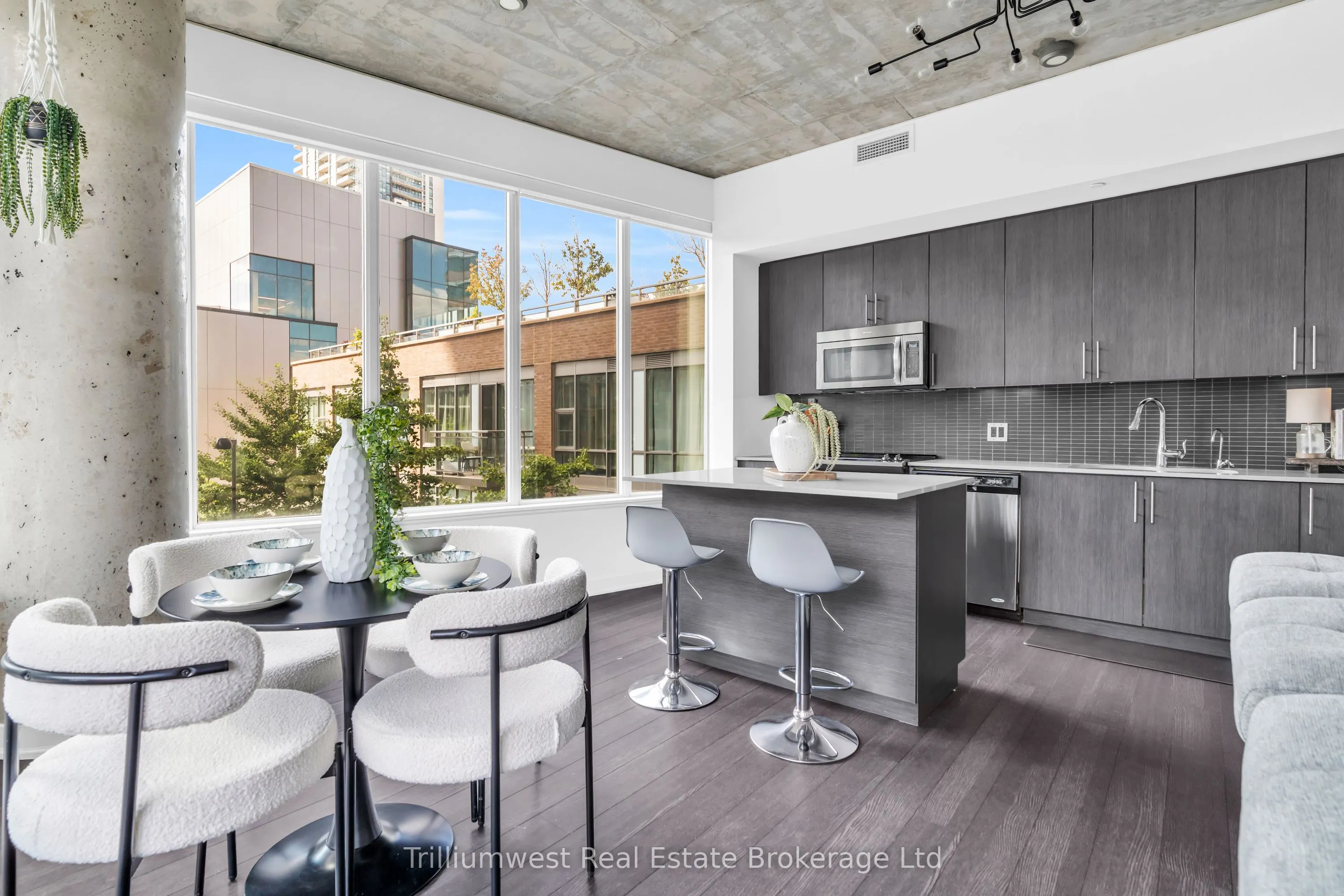 85 Duke Street W, #209