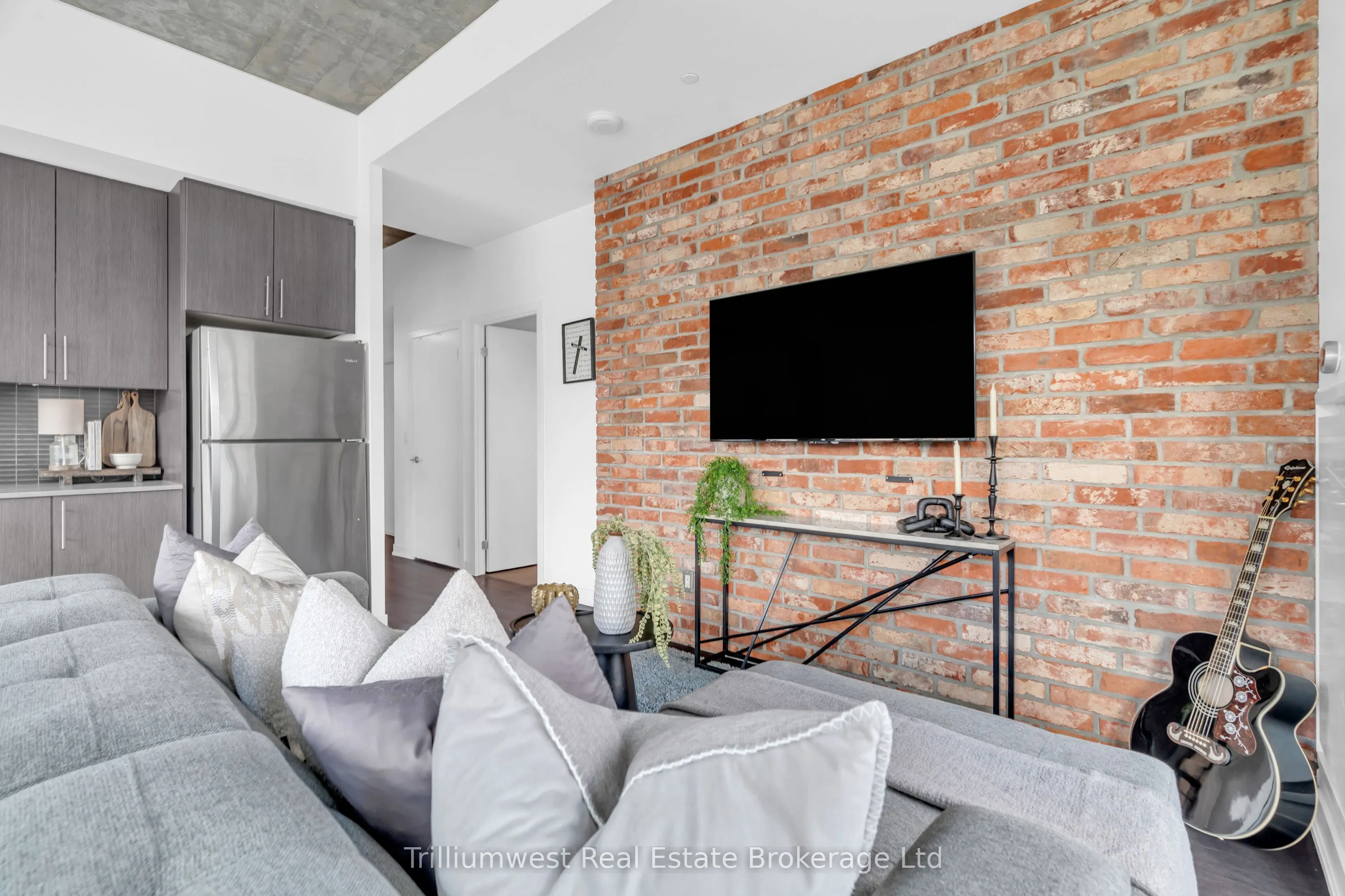 85 Duke Street W, #209