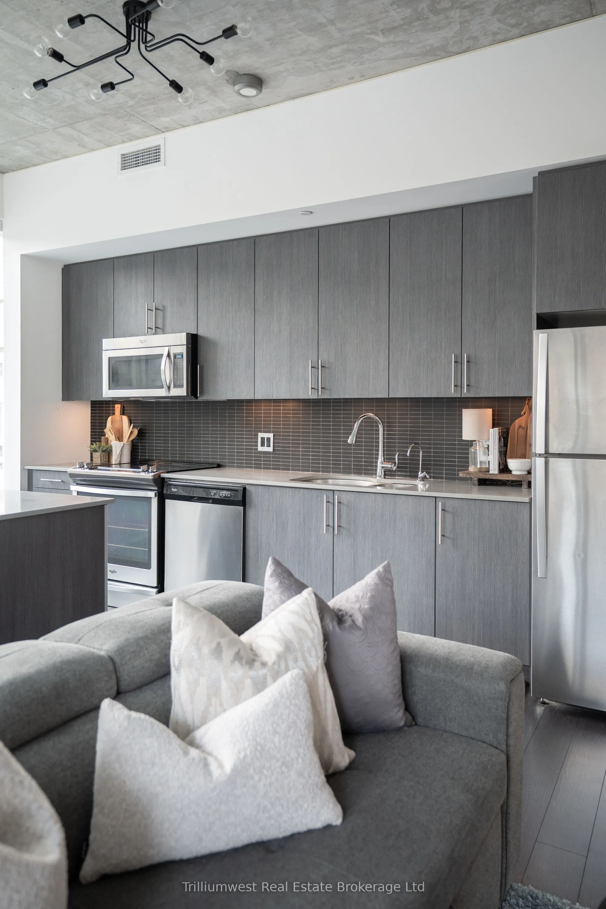 85 Duke Street W, #209