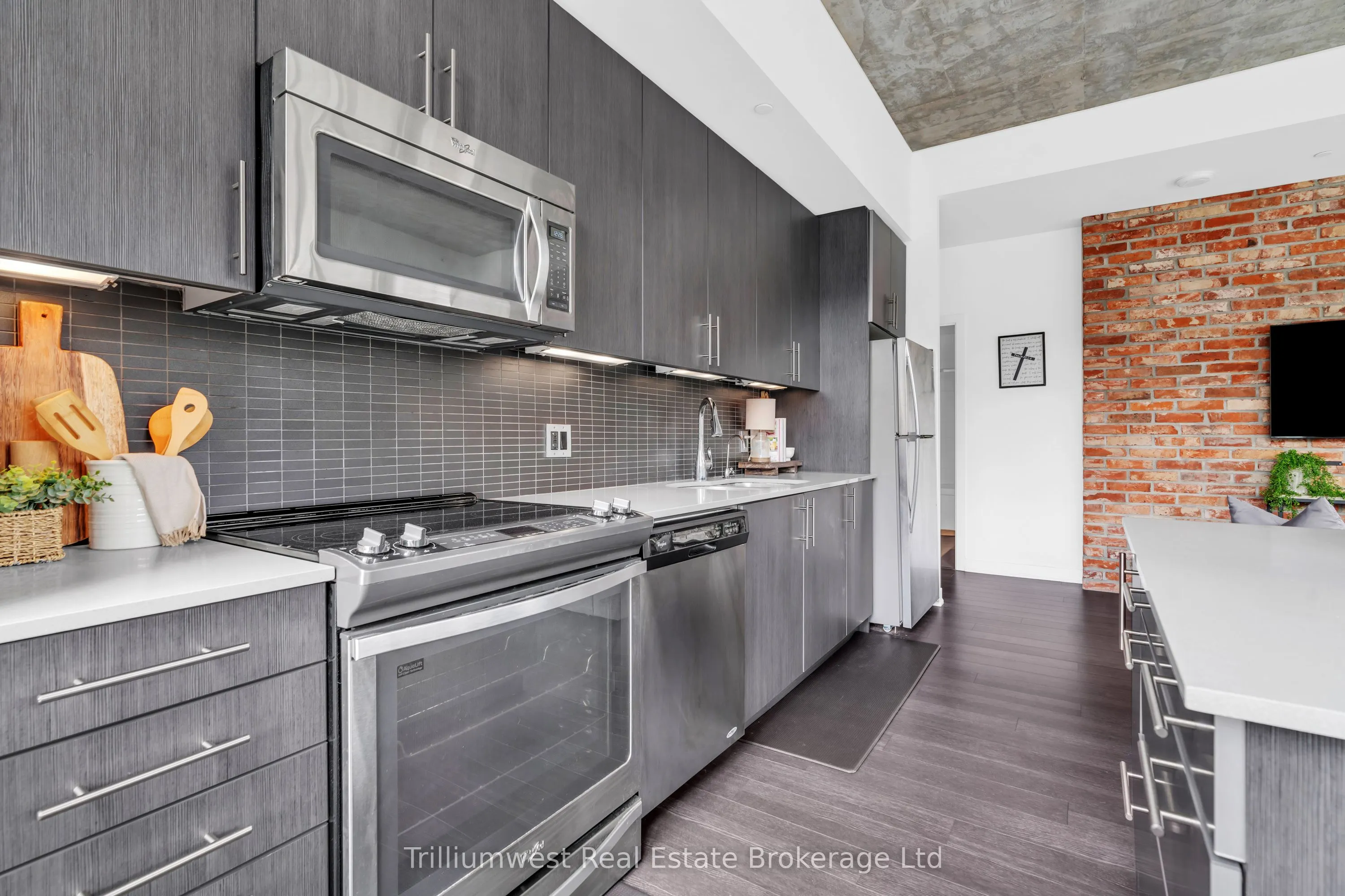 85 Duke Street W, #209