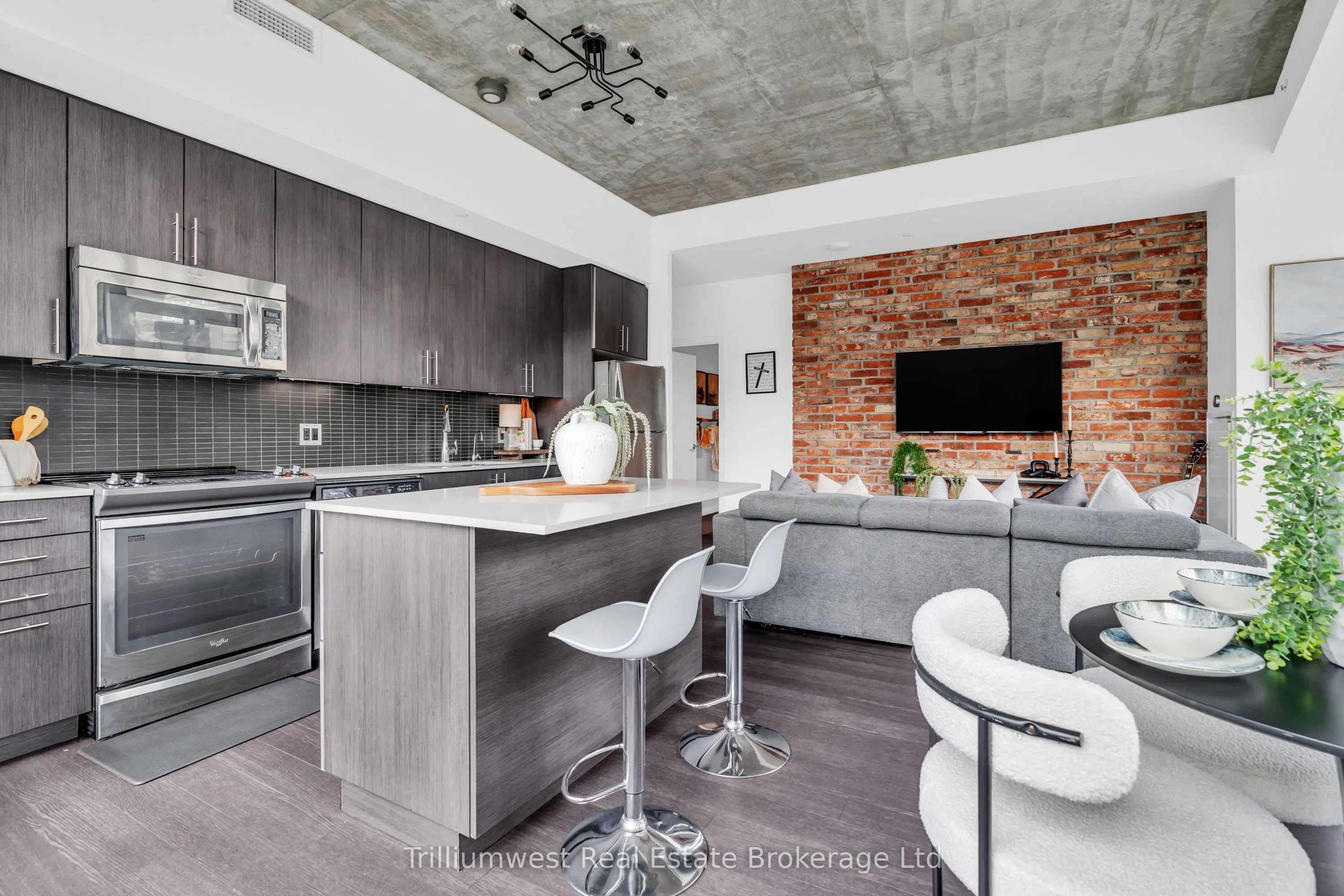 85 Duke Street W, #209