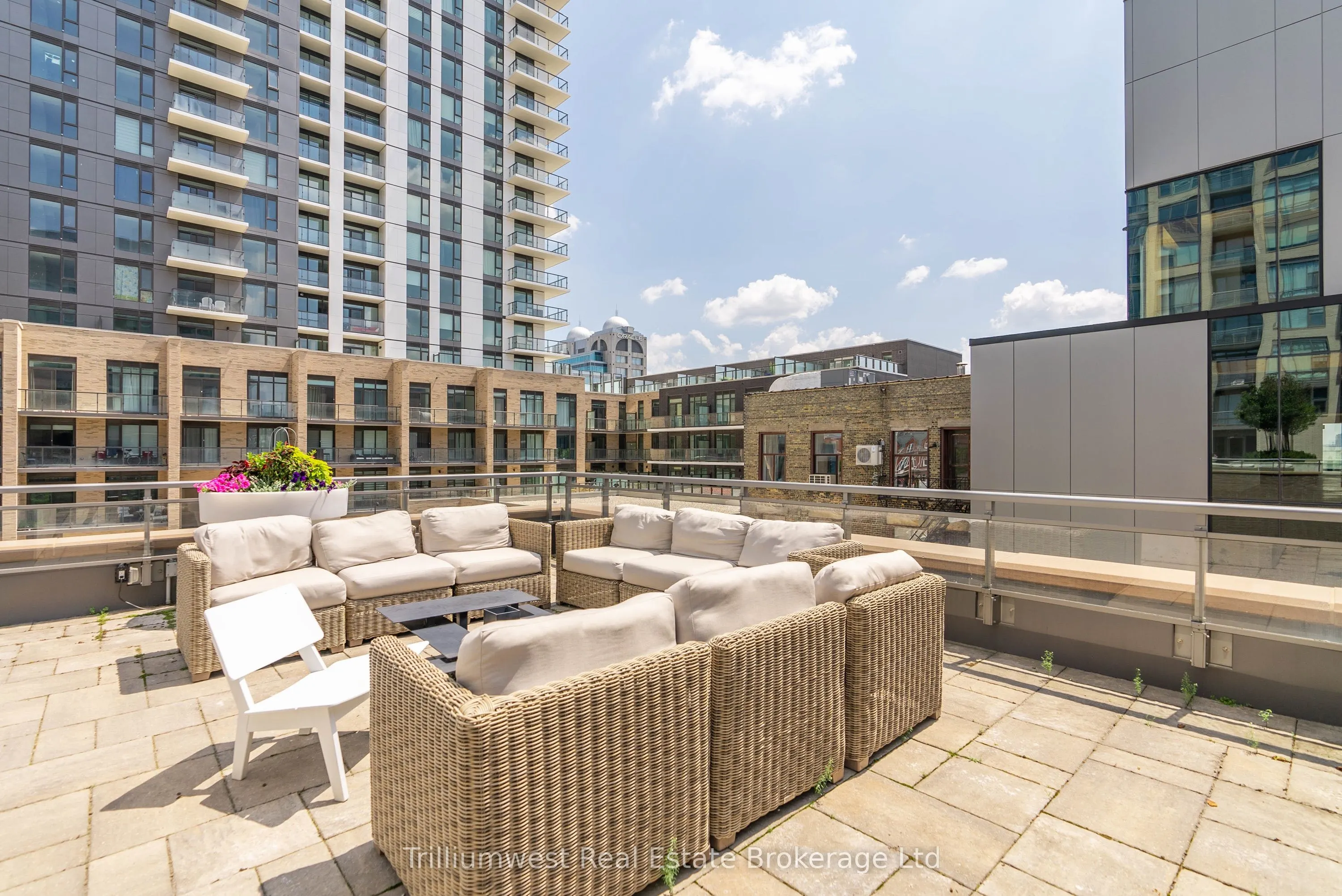 85 Duke Street W, #209