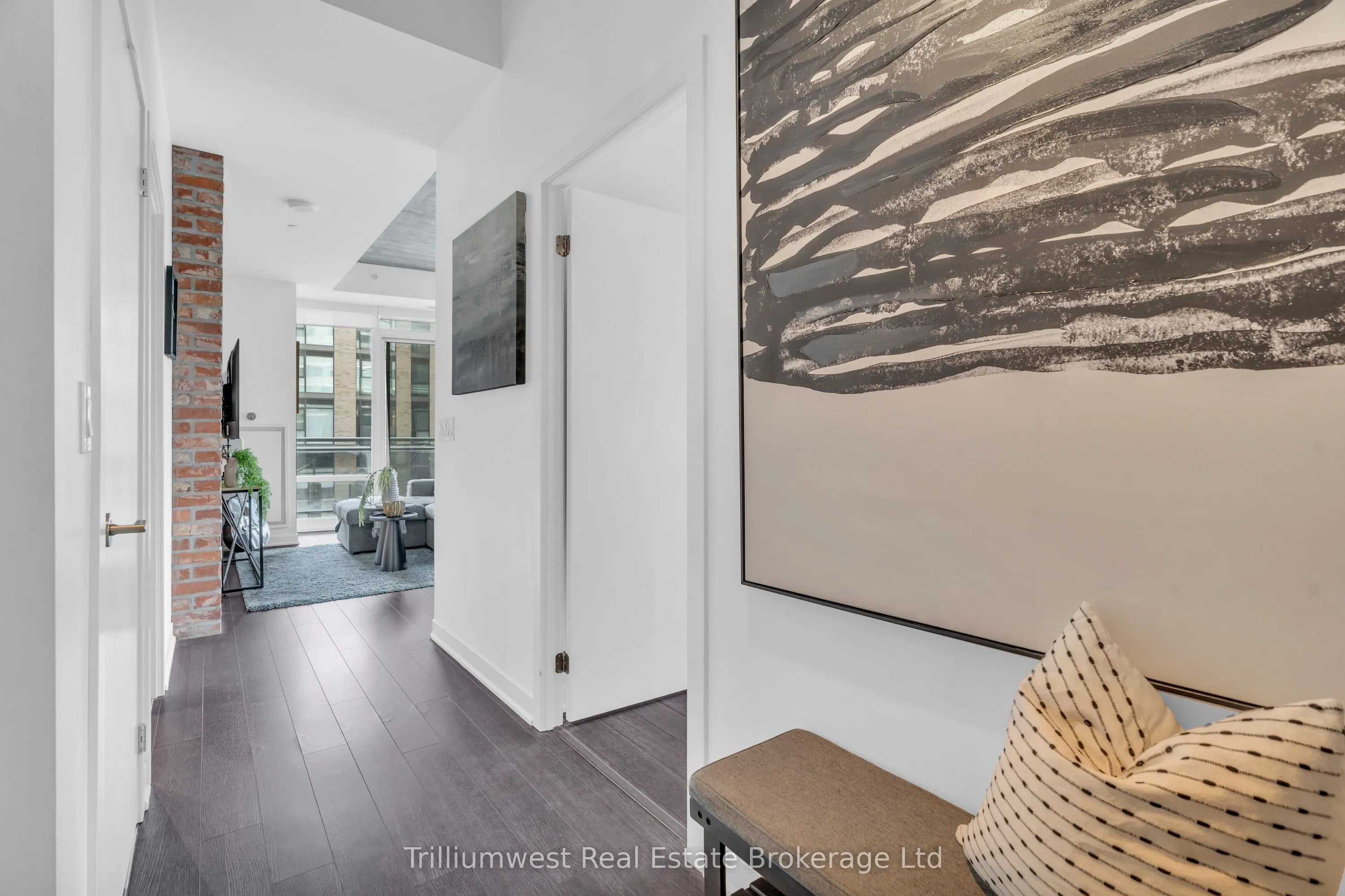 85 Duke Street W, #209