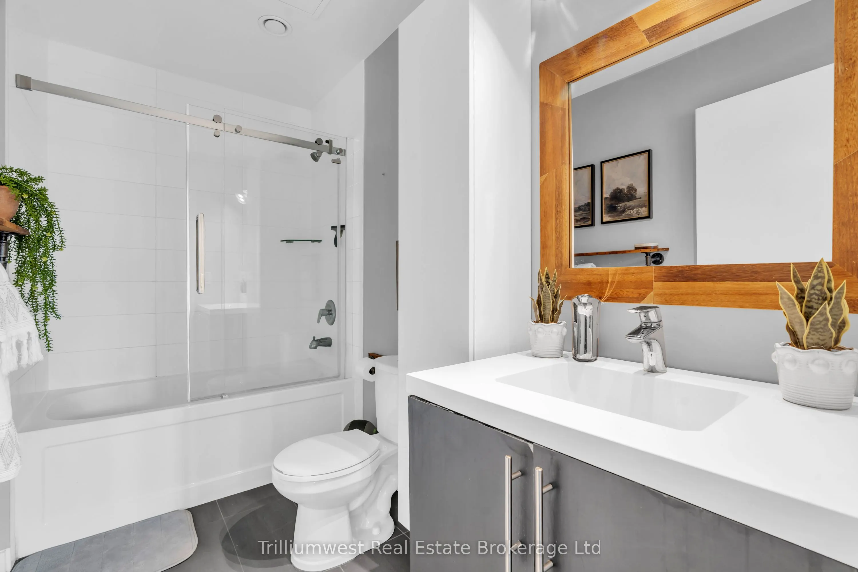 85 Duke Street W, #209
