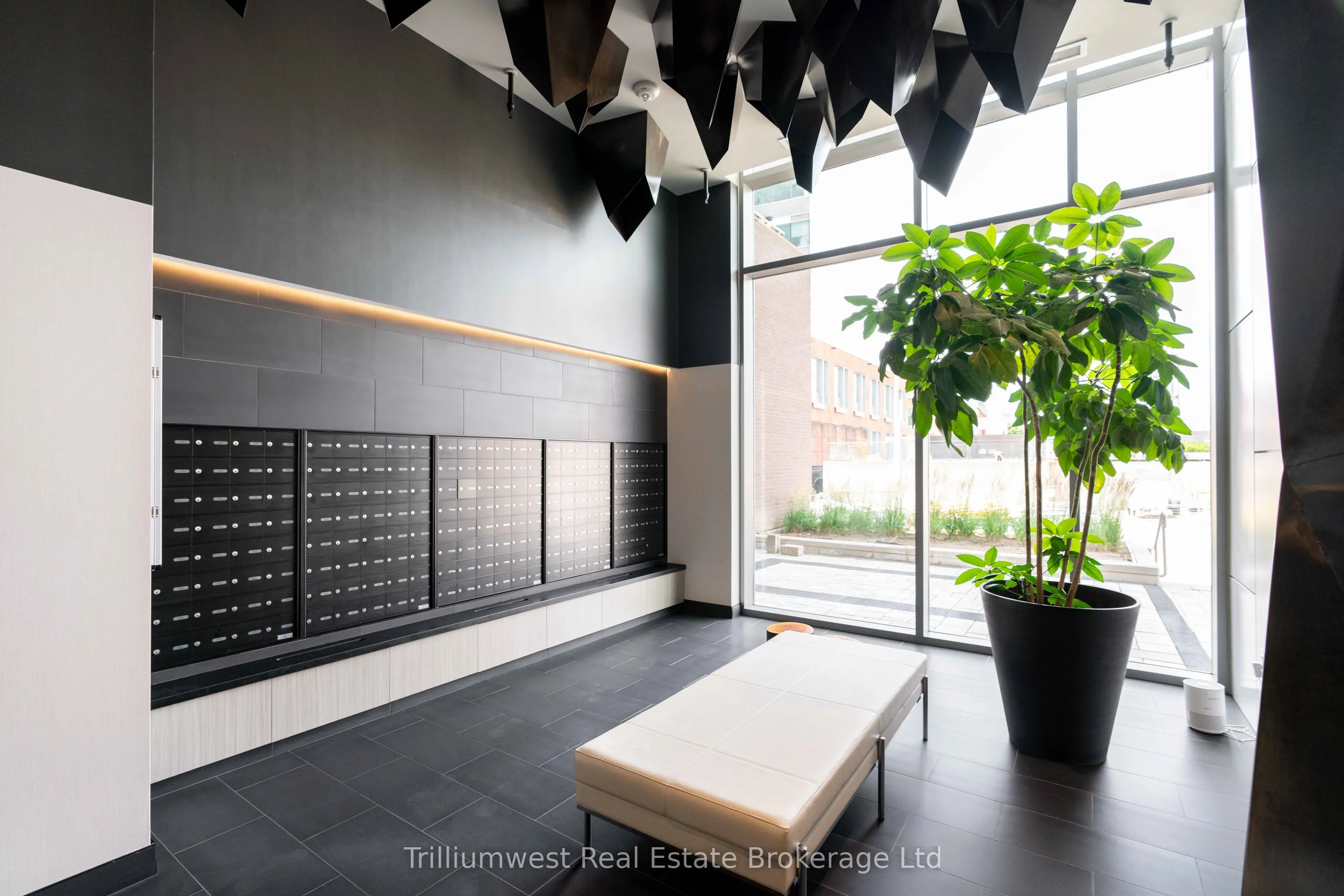 85 Duke Street W, #209