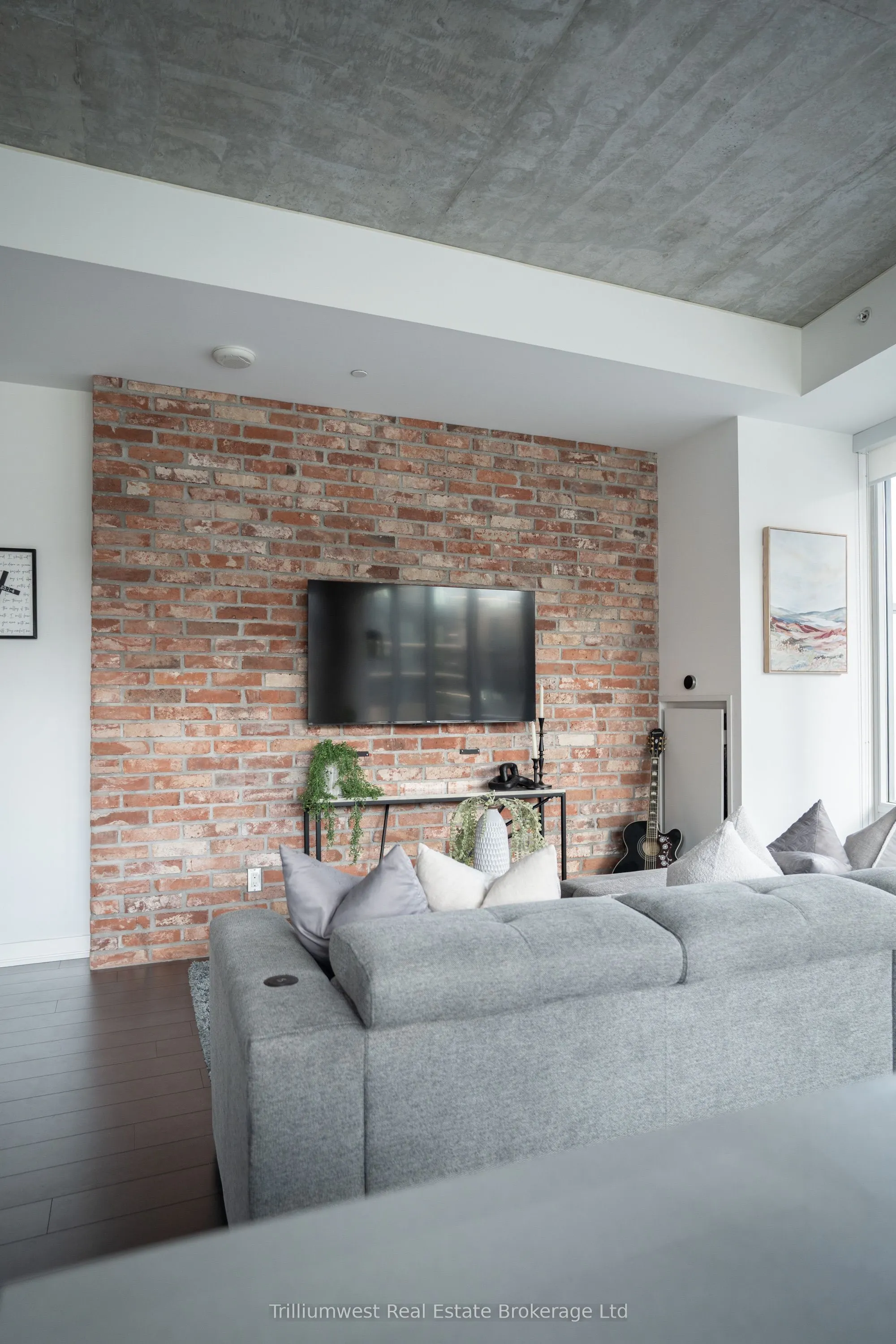 85 Duke Street W, #209