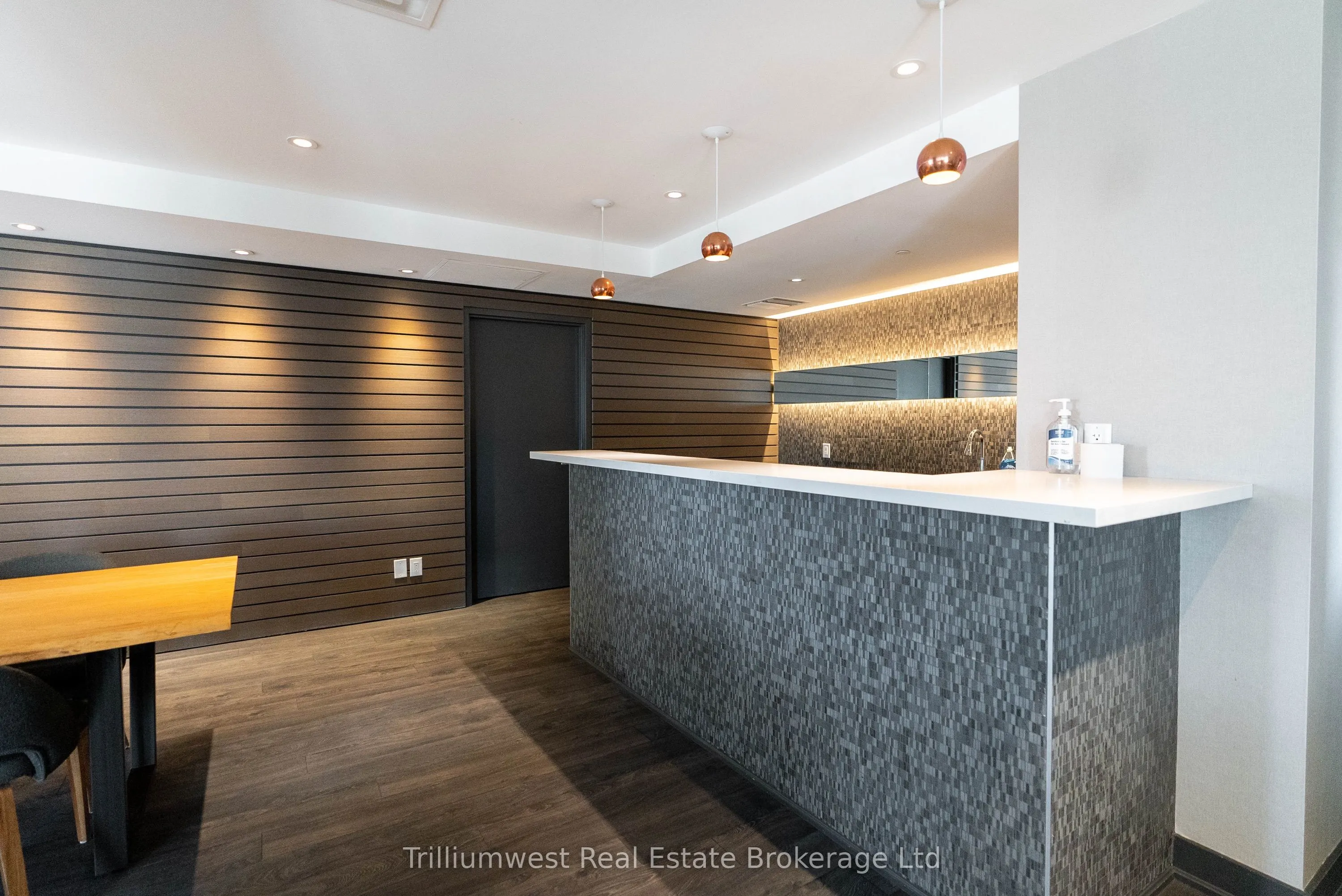 85 Duke Street W, #209