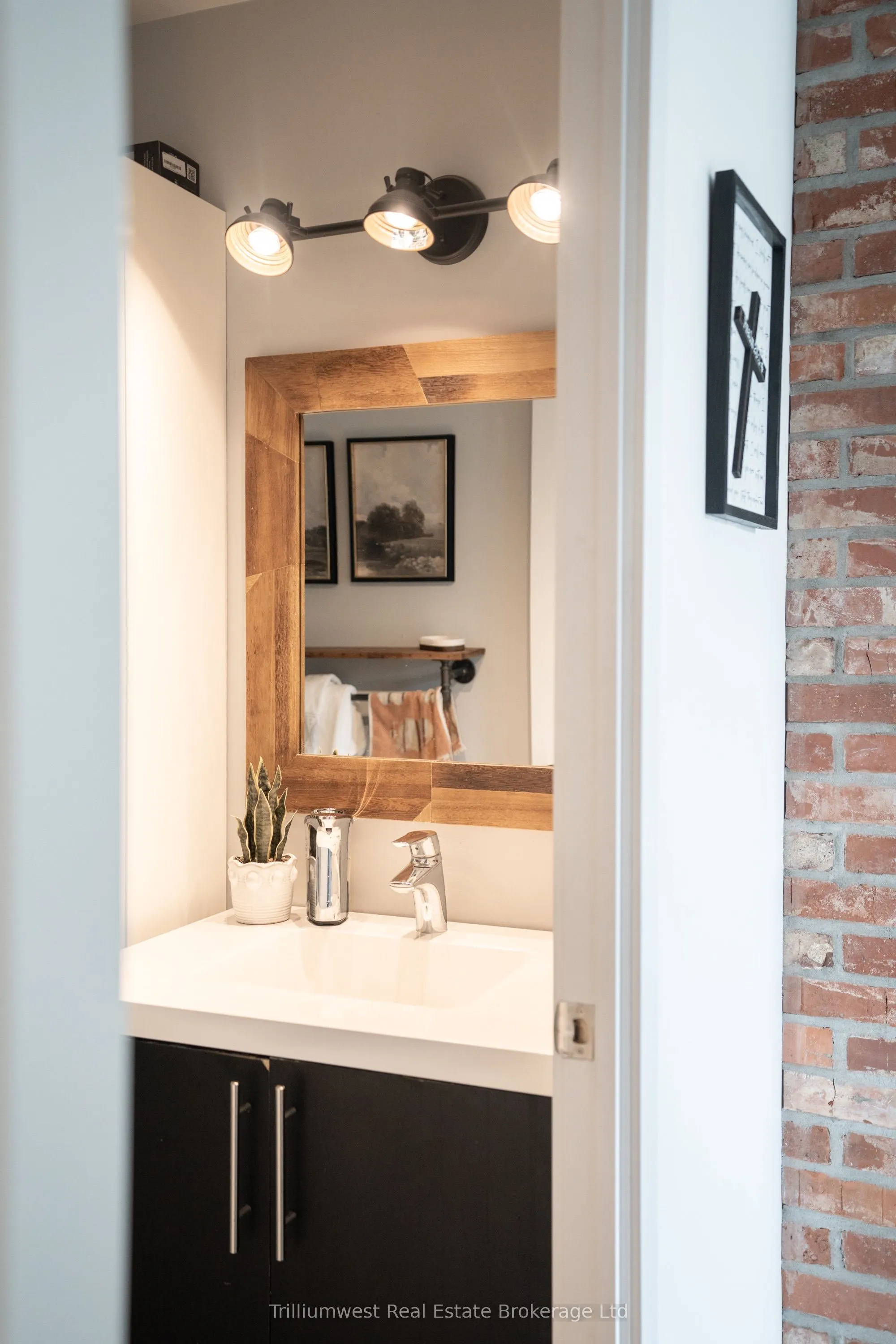 85 Duke Street W, #209