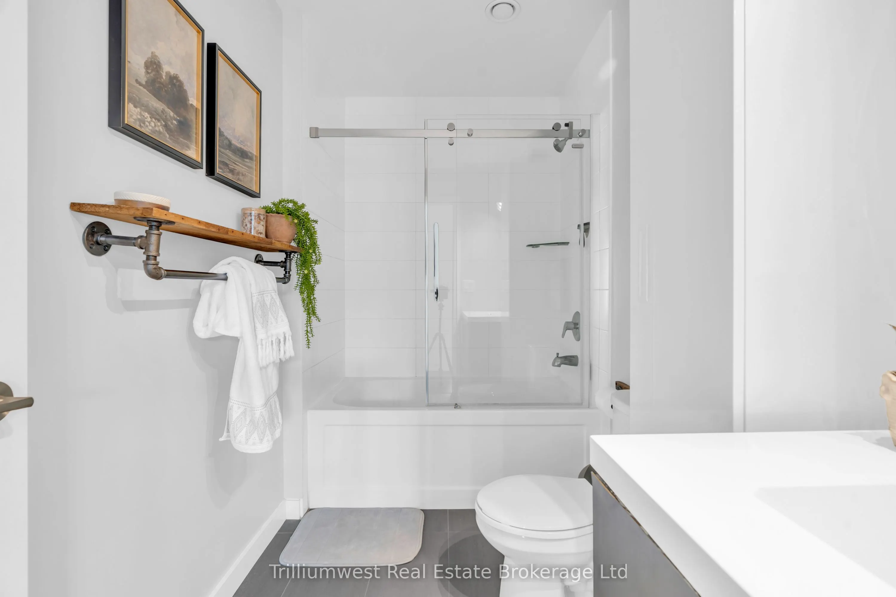 85 Duke Street W, #209