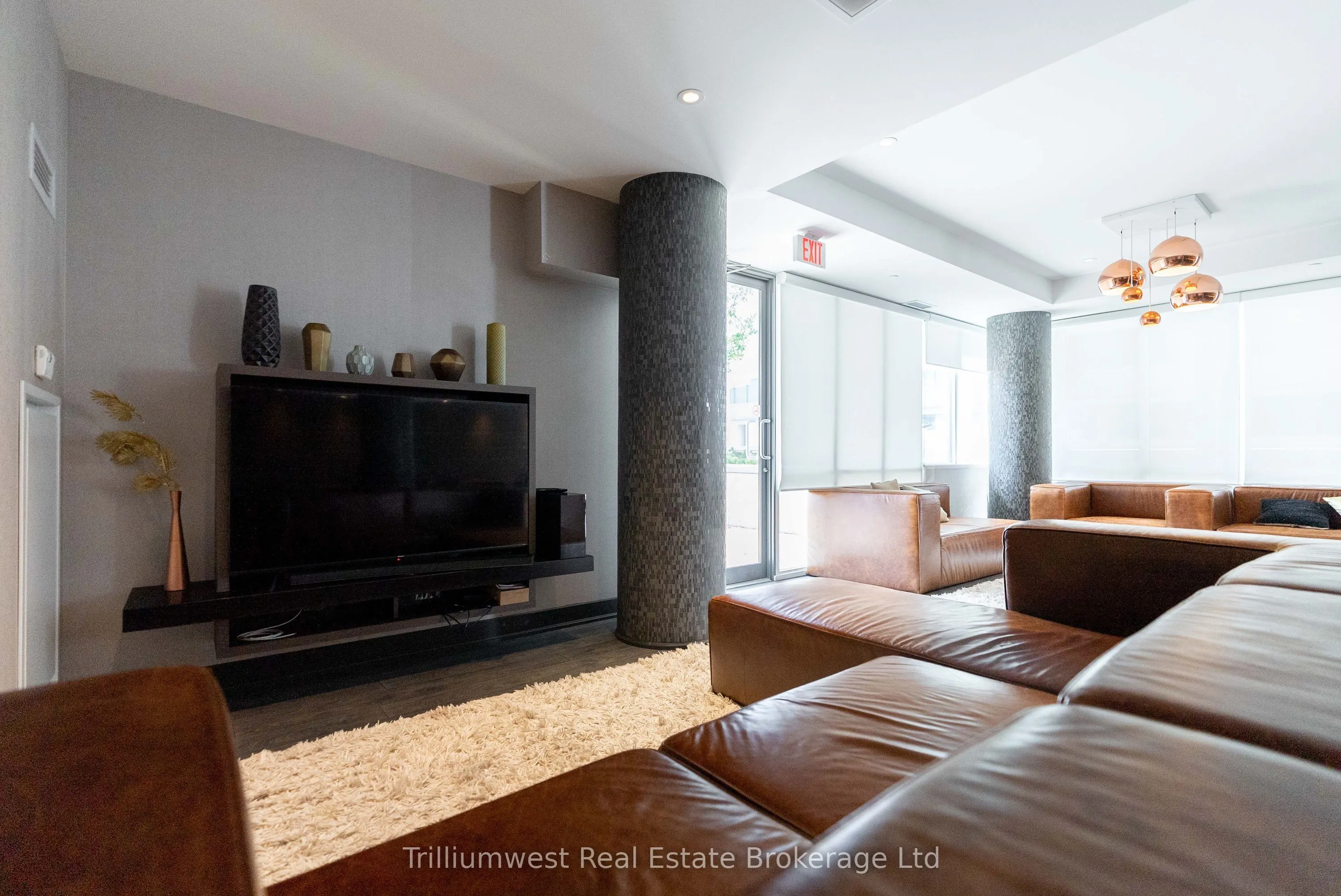 85 Duke Street W, #209