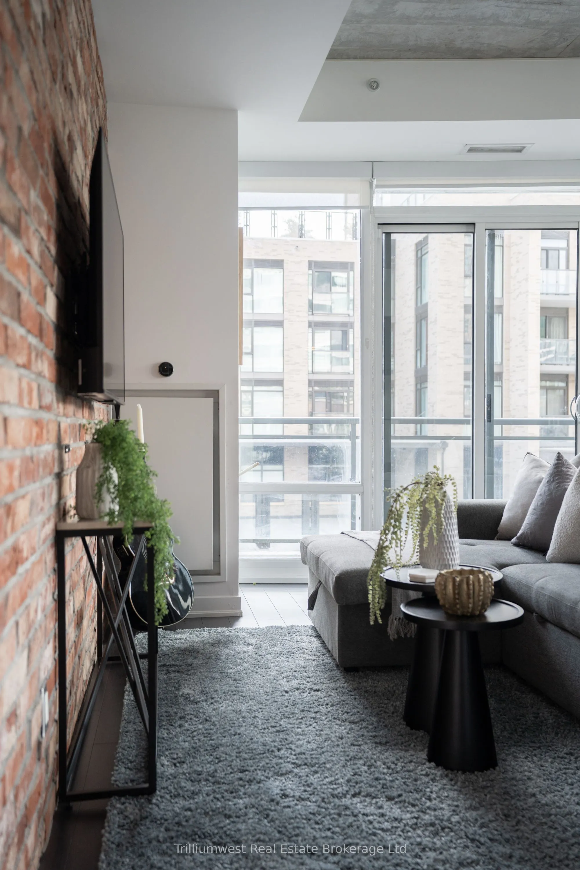 85 Duke Street W, #209