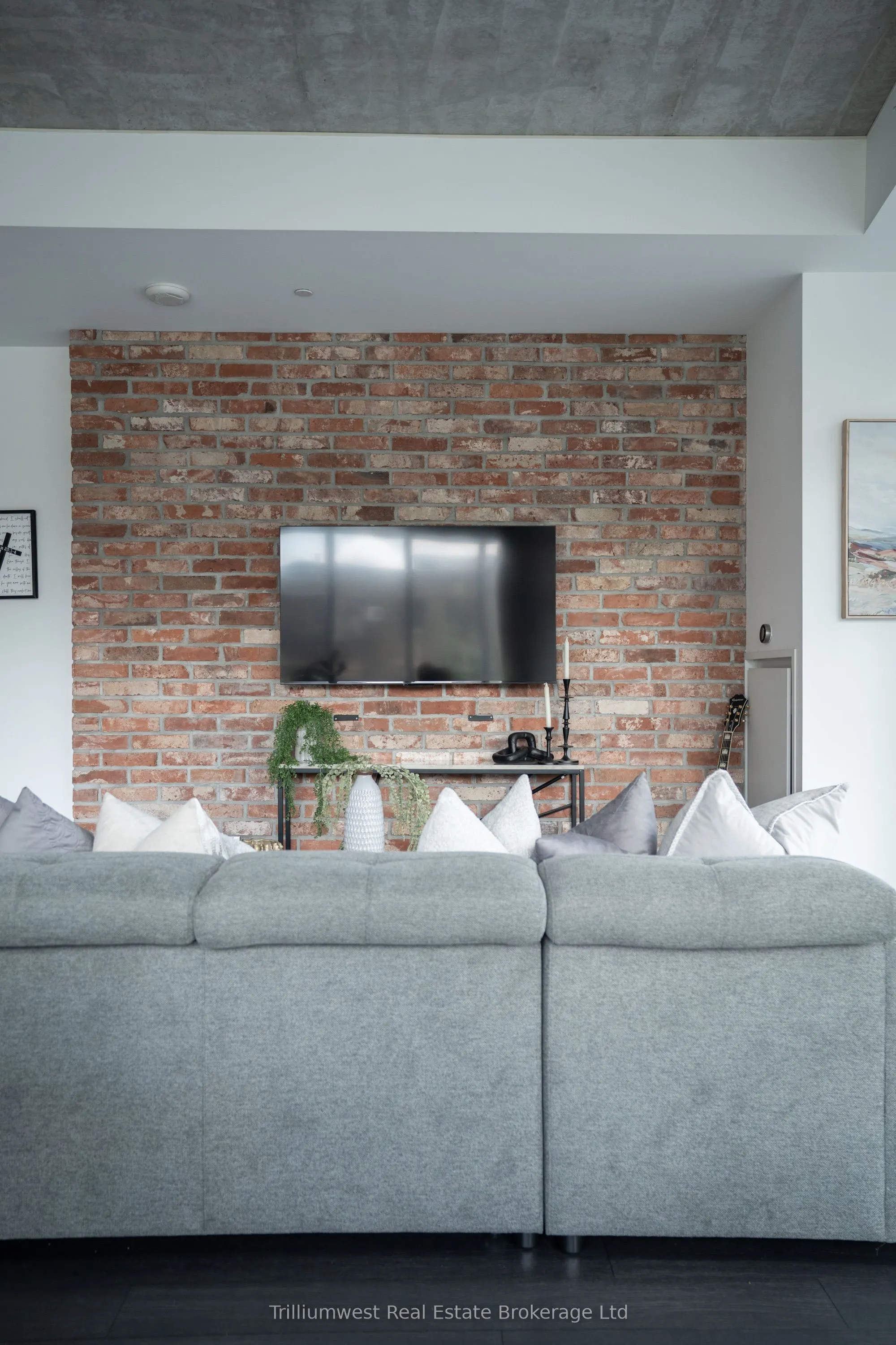 85 Duke Street W, #209