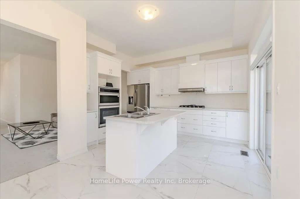 35 Hitchman Street E