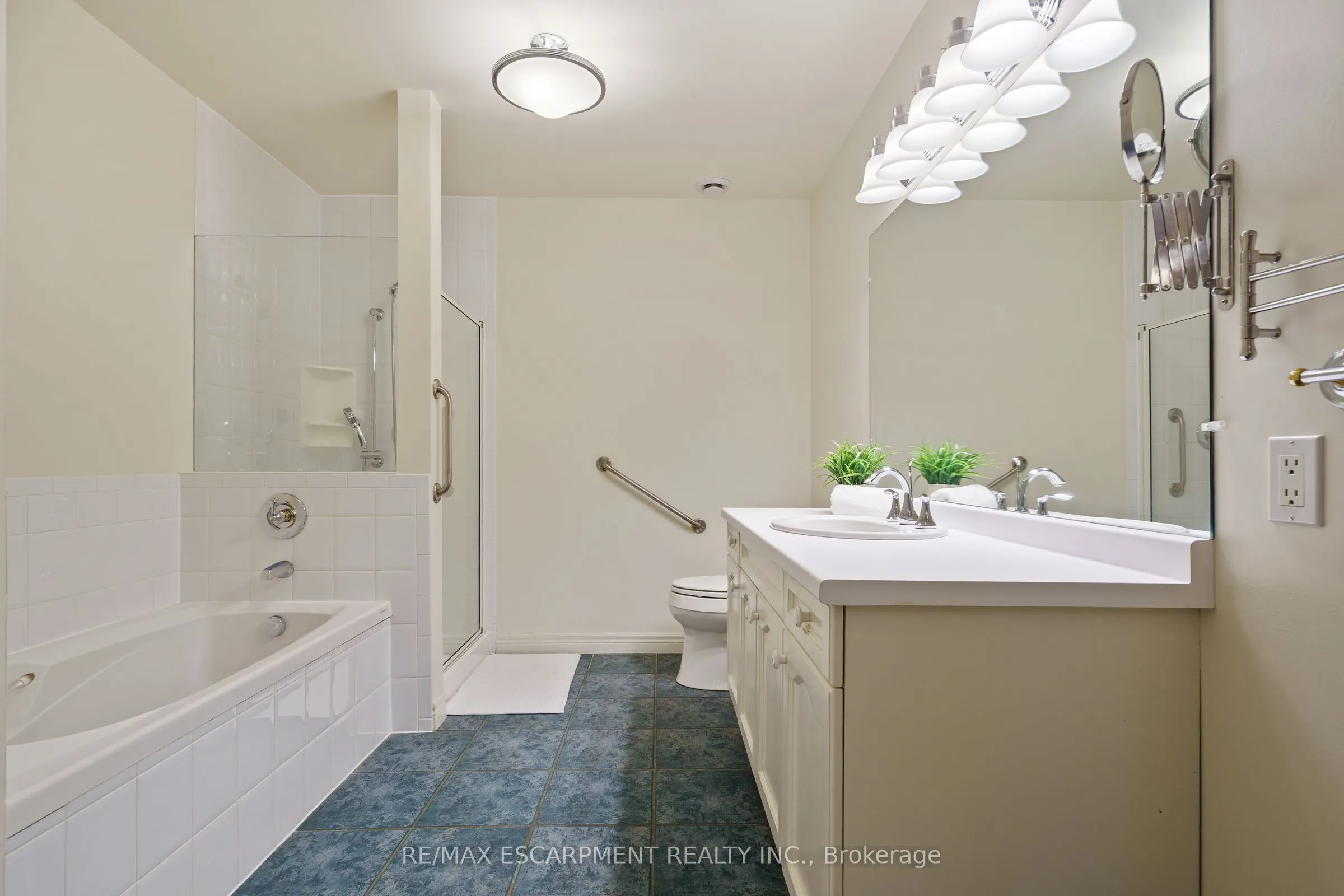 77 Governors Road, #102