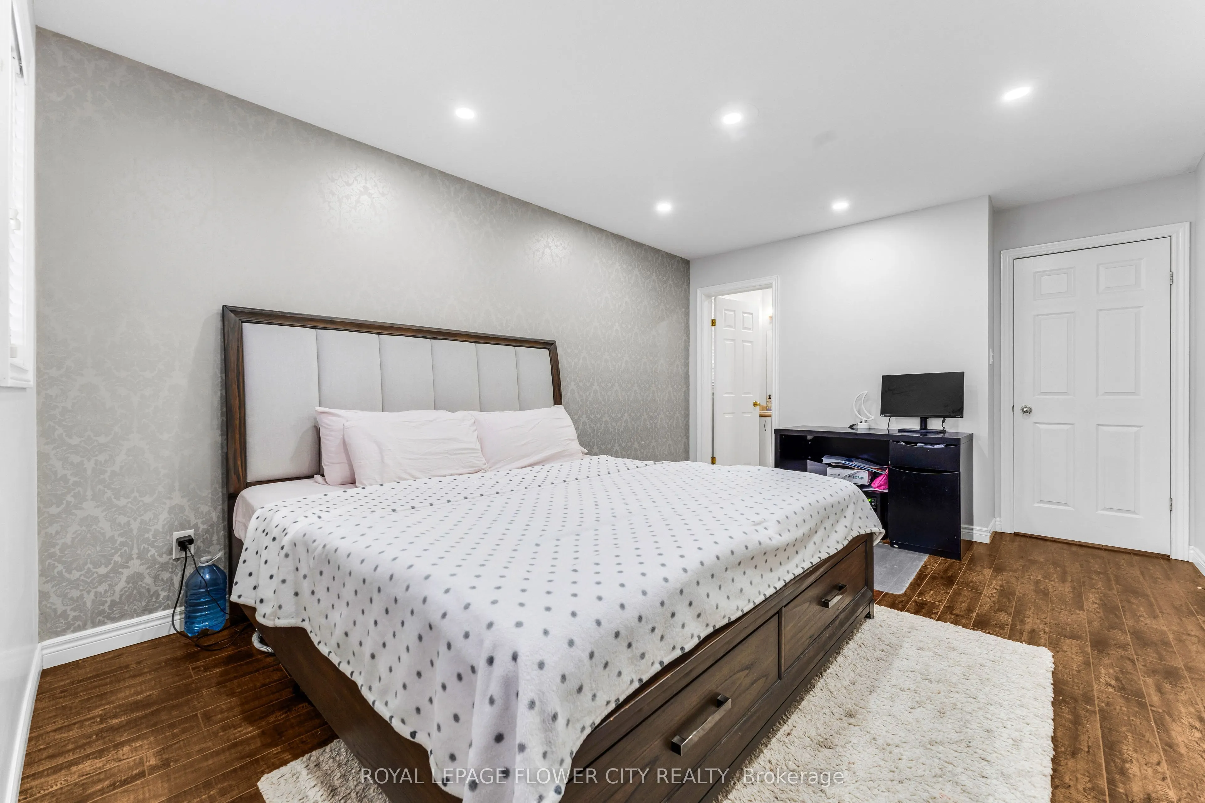 369 Thomas Slee Drive