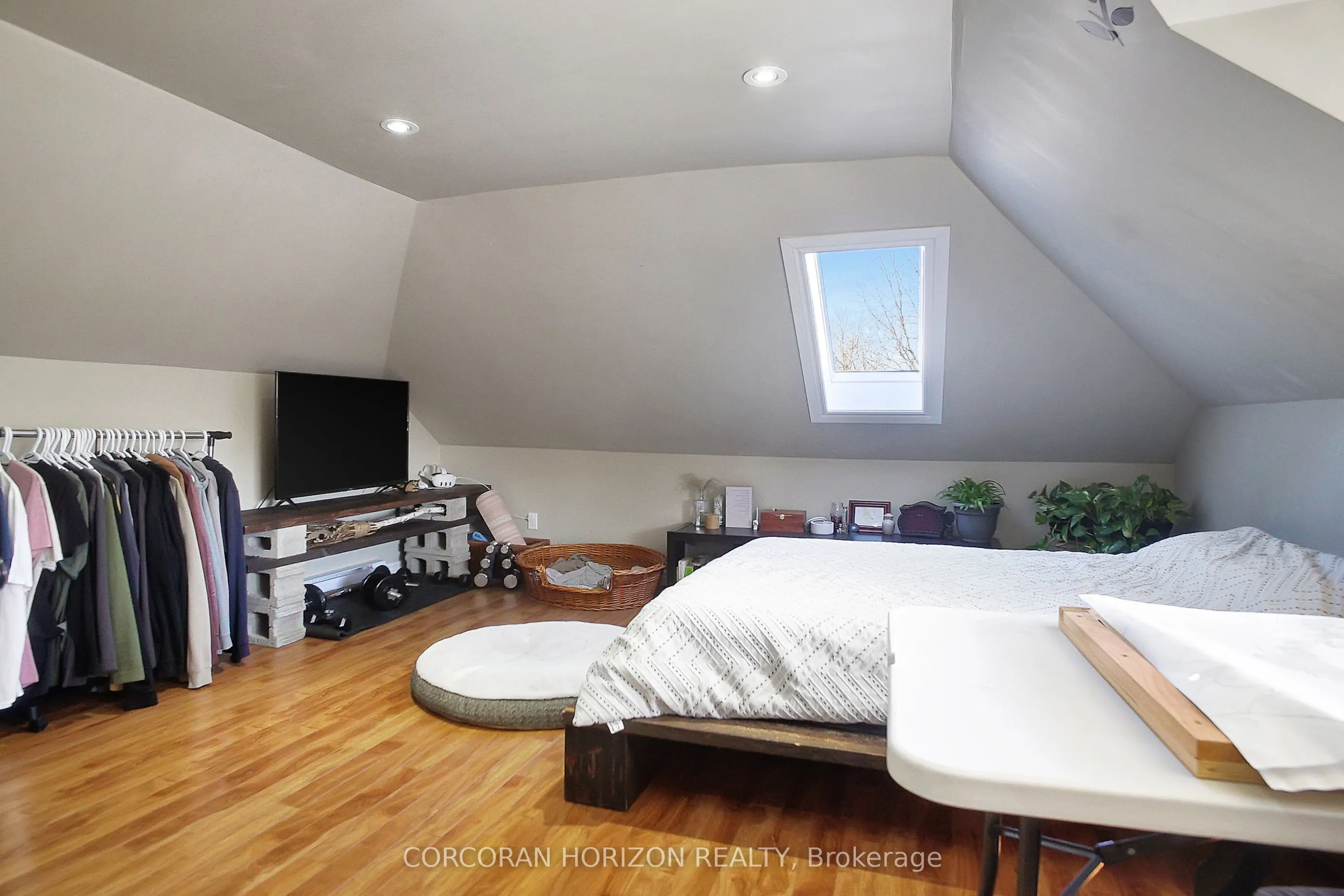 17 Shaw Avenue W