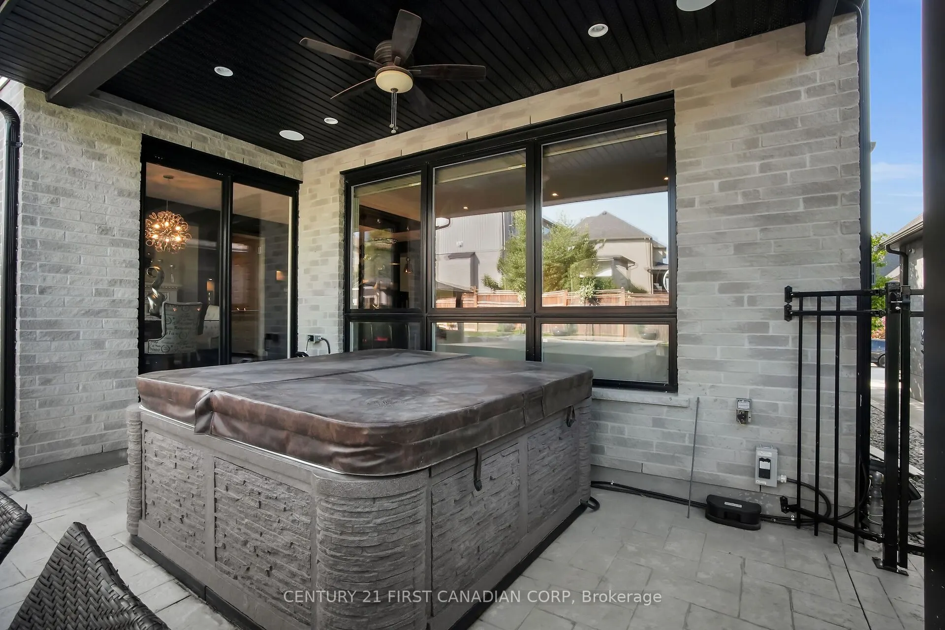 90 Pebblecreek Walk W